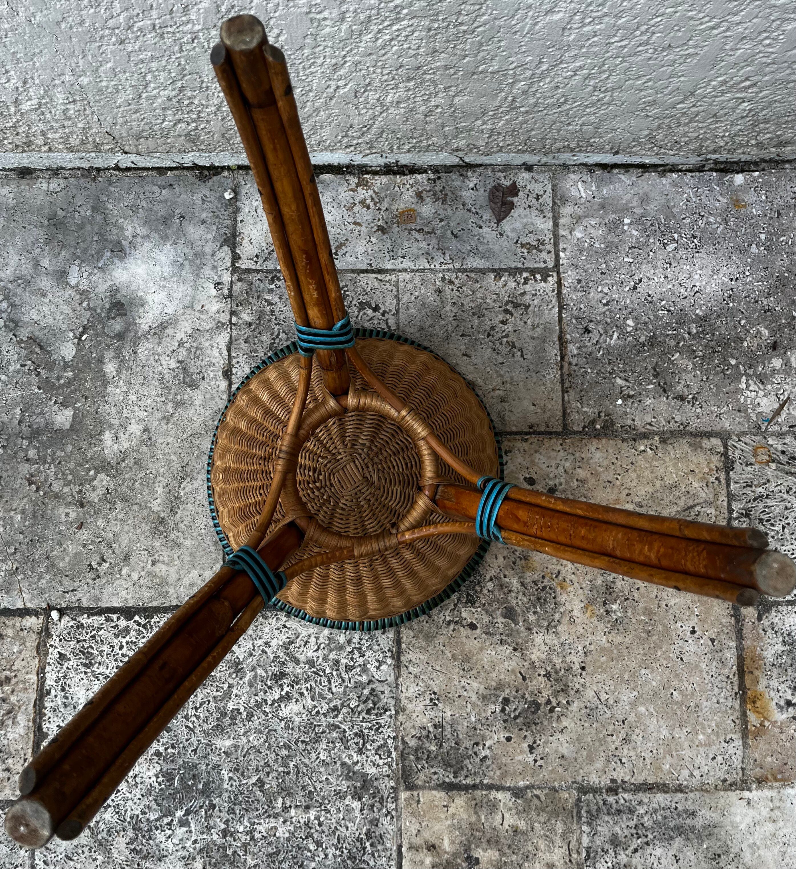 Rattan knitting worker