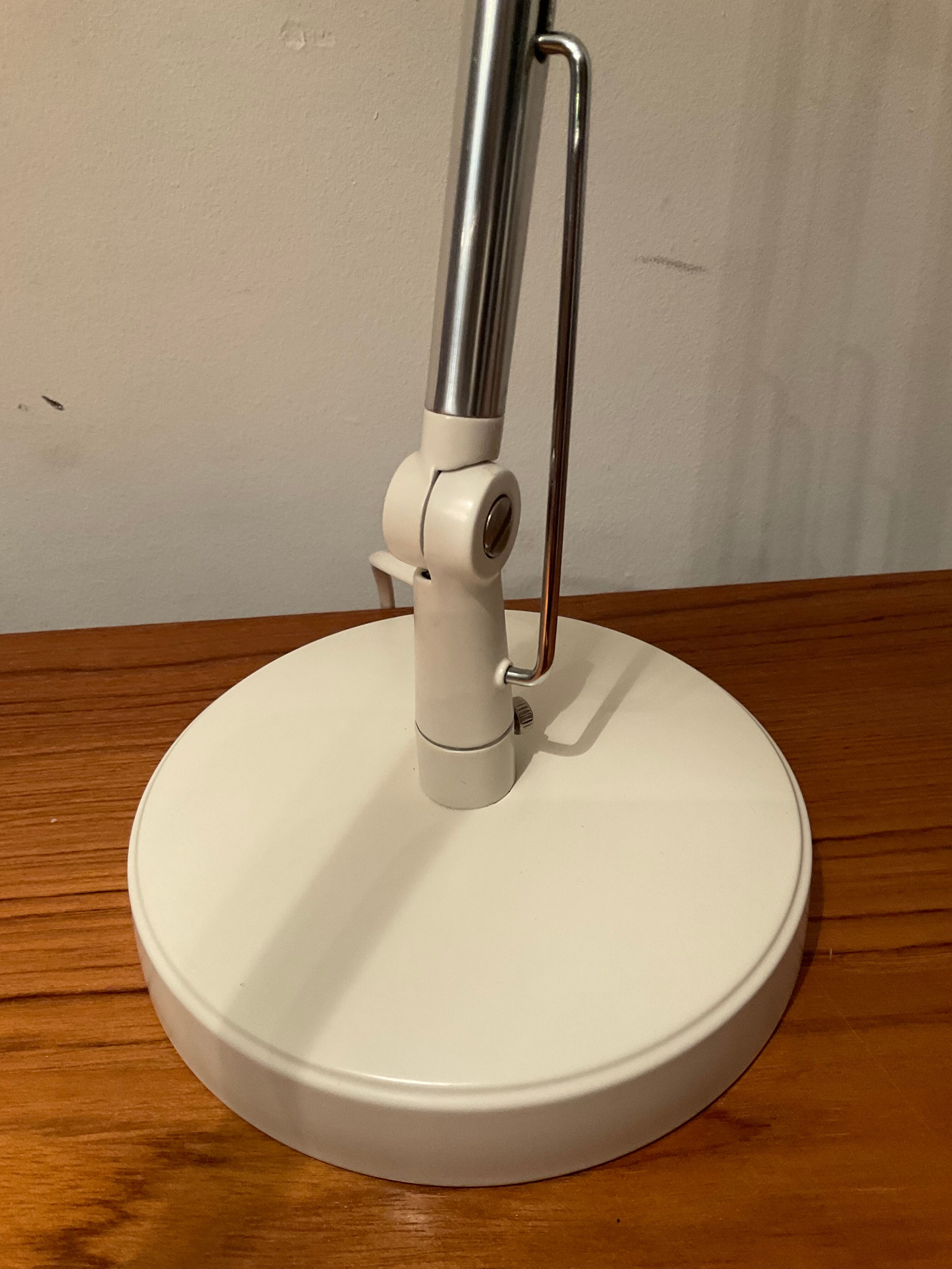 Articulated design desk lamp