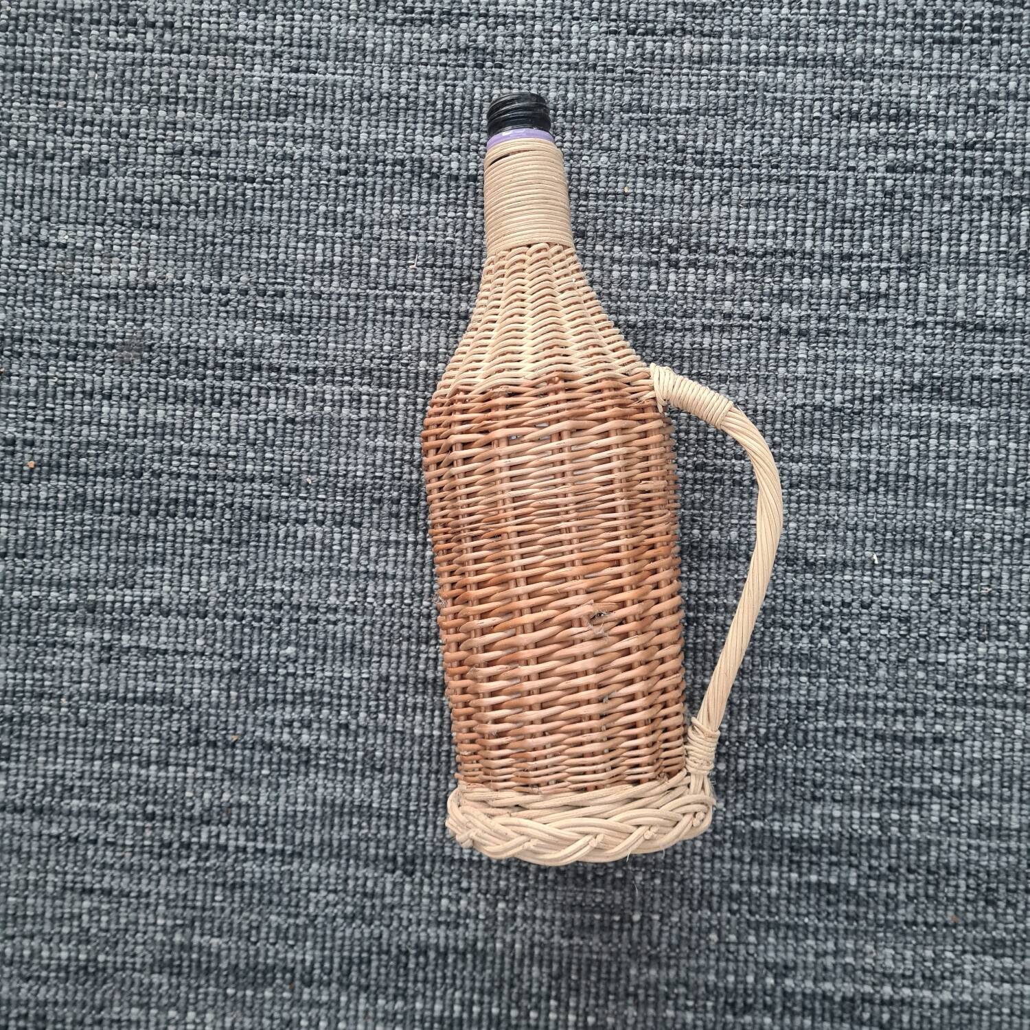 Wicker bottle with handle