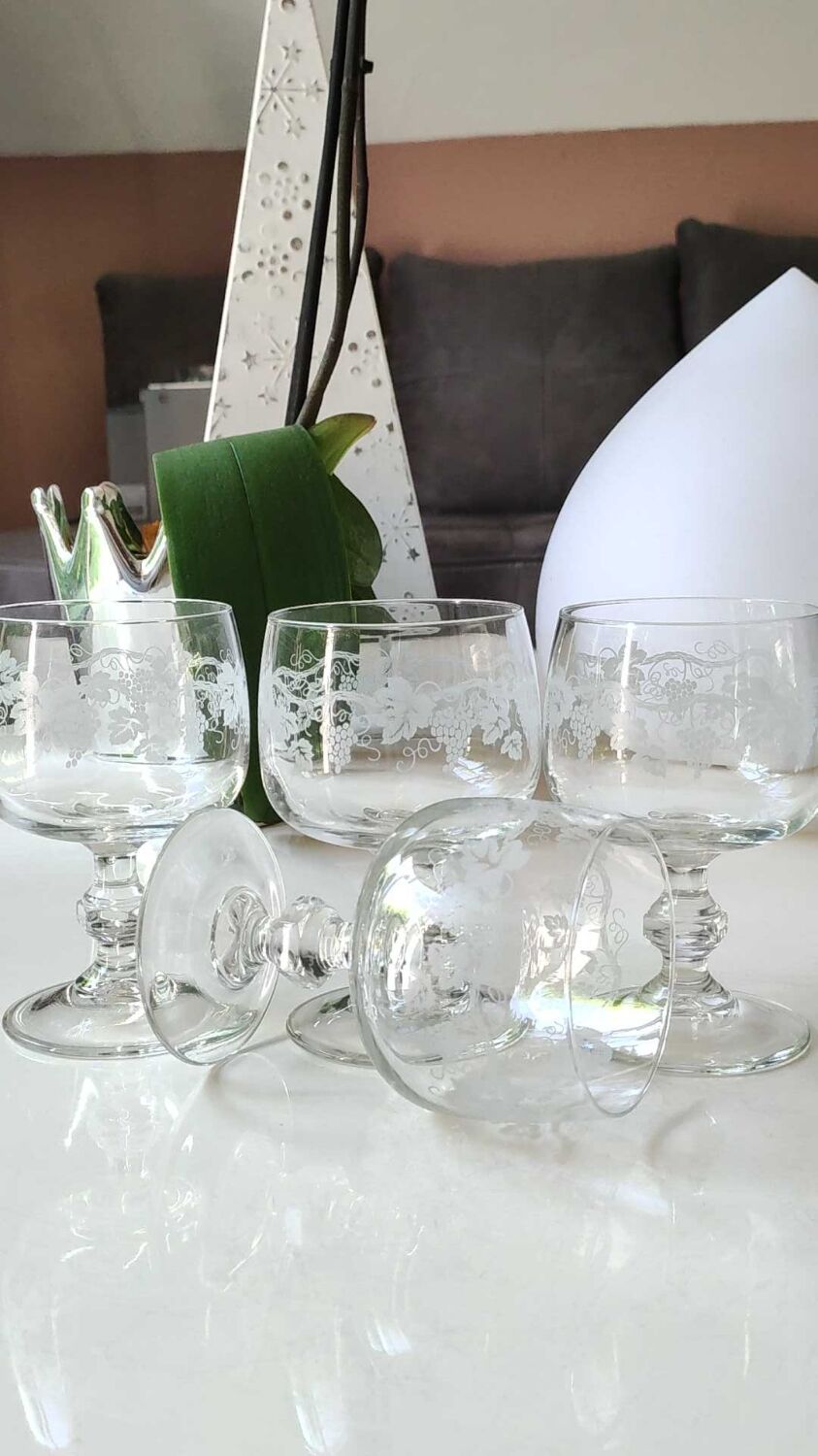 Lot 8 stemmed glasses, vine shoots patterns / Bunches of grapes in frosted glass. Vintage