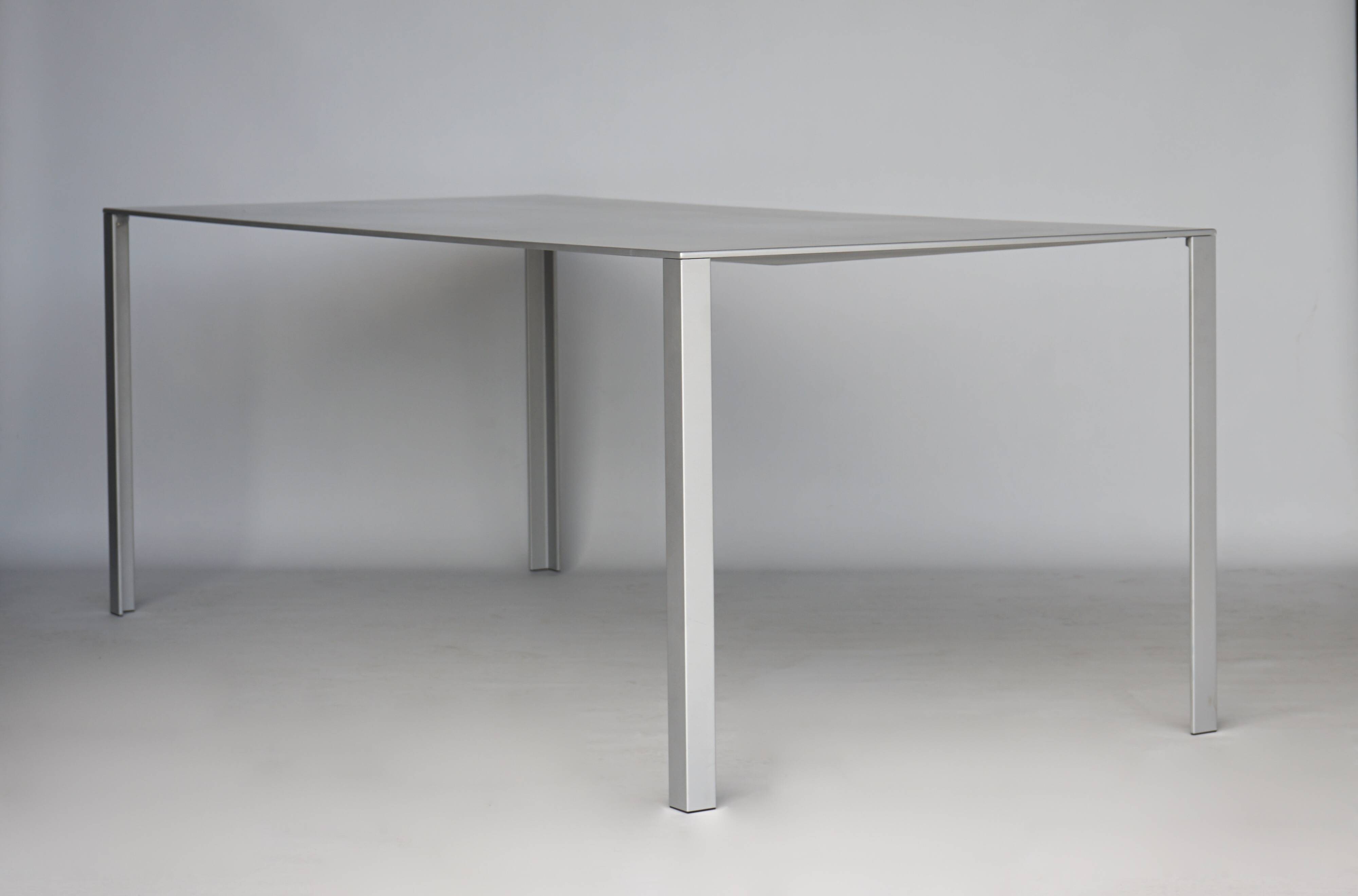 Table minimaliste « Less » de Jean Nouvel pour Molteni. Années 1990.