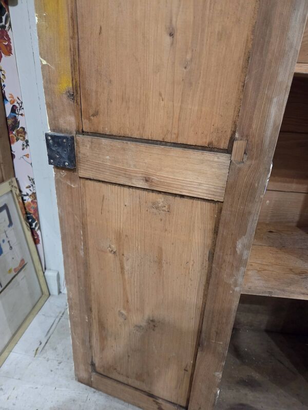 Armoire parisienne décapée
