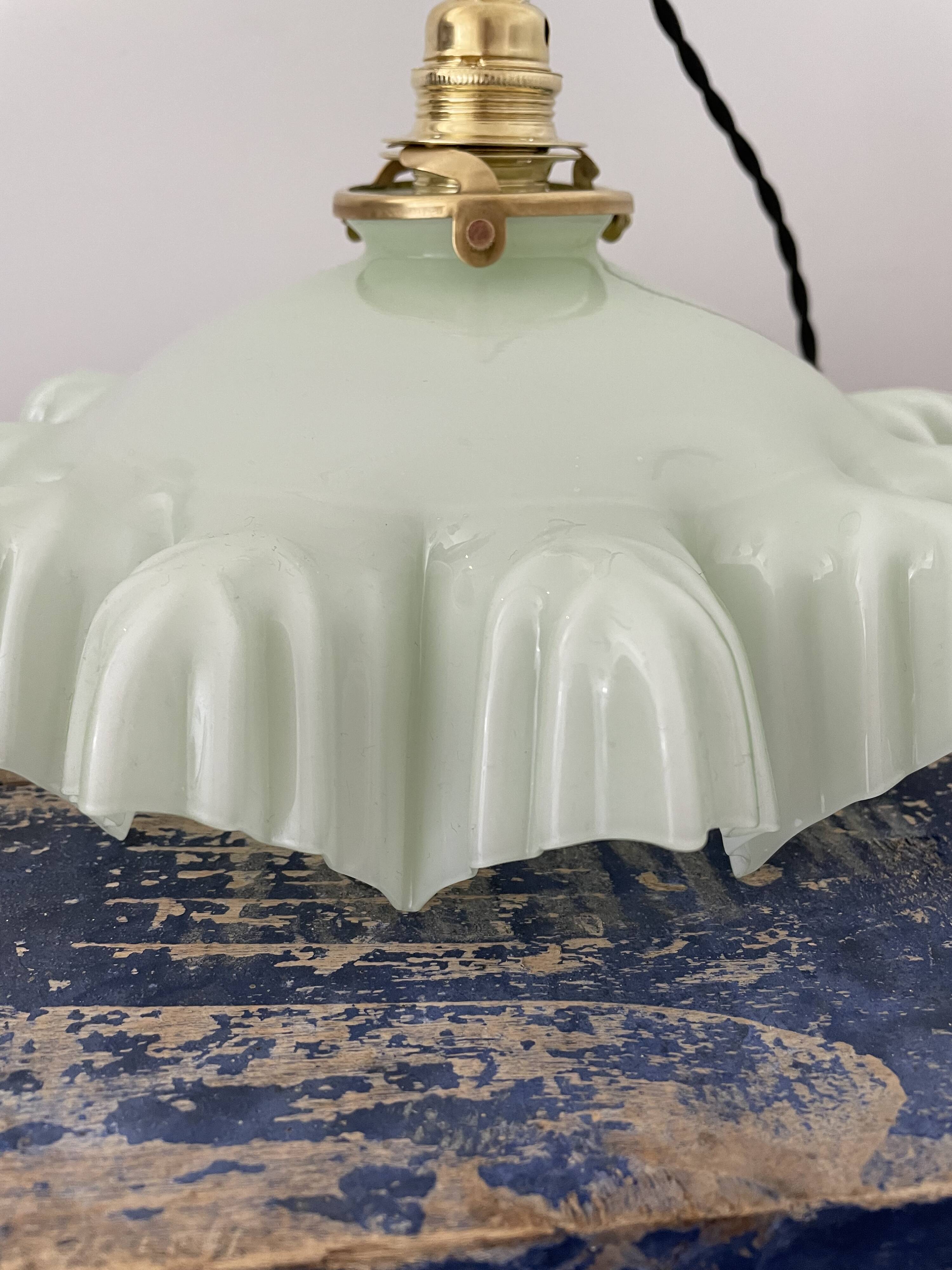 Green opaline suspension