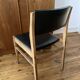 Chaise scandinave noir en skaï