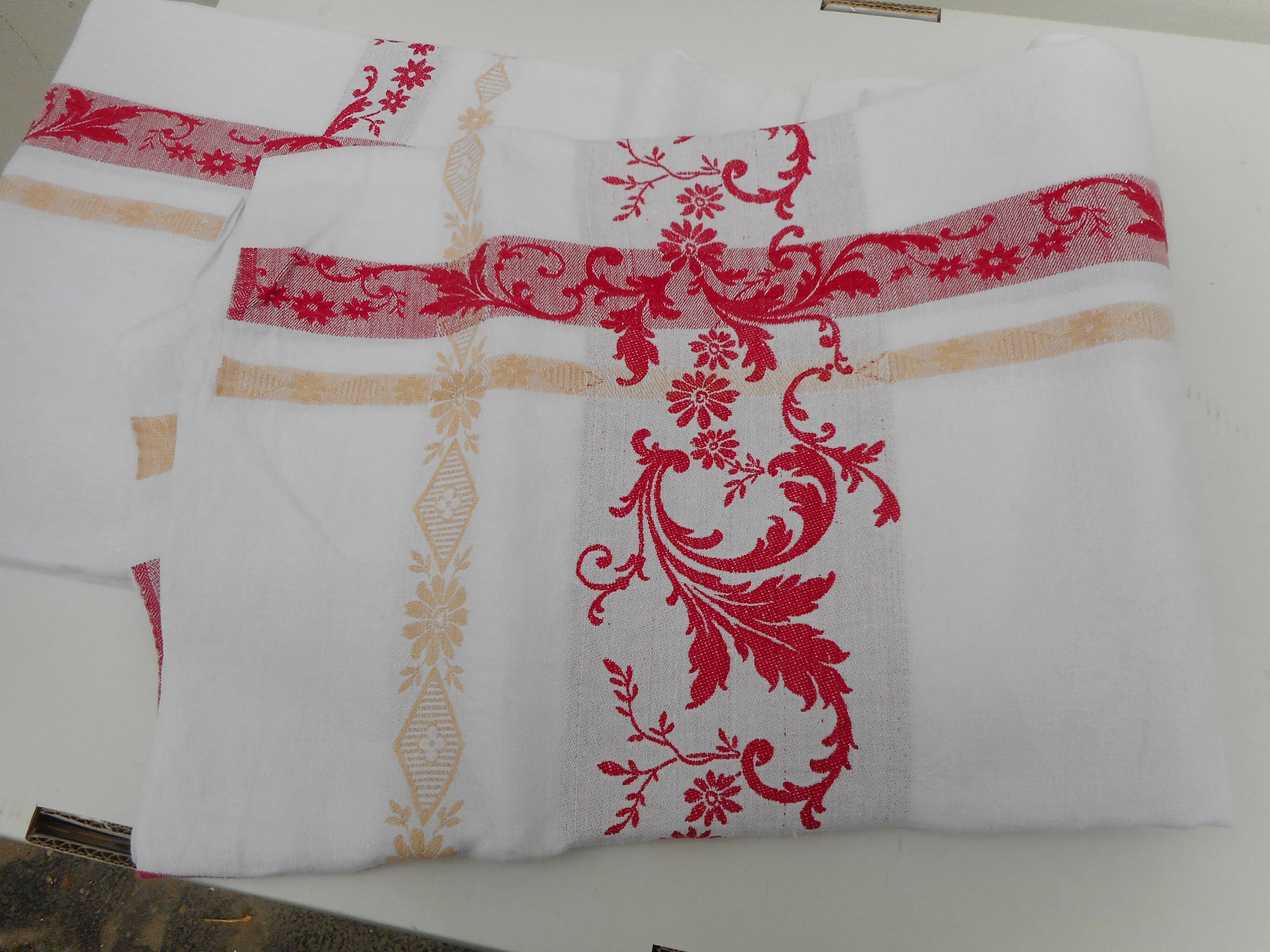 Nappe damassée bande rouge