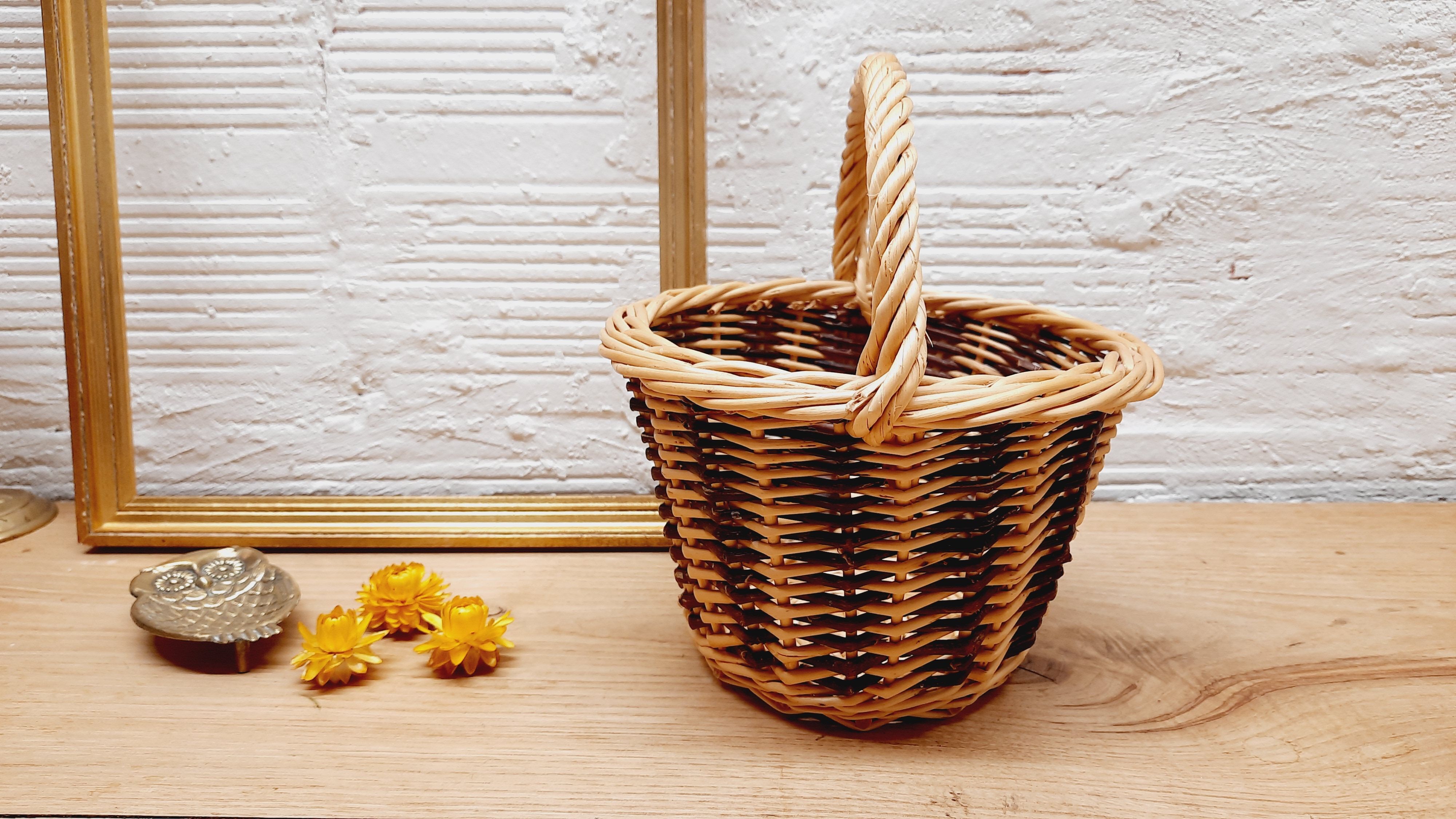 Two-coloured wicker basket