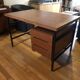 Bureau moderniste années 1960 avec caisson suspendu
