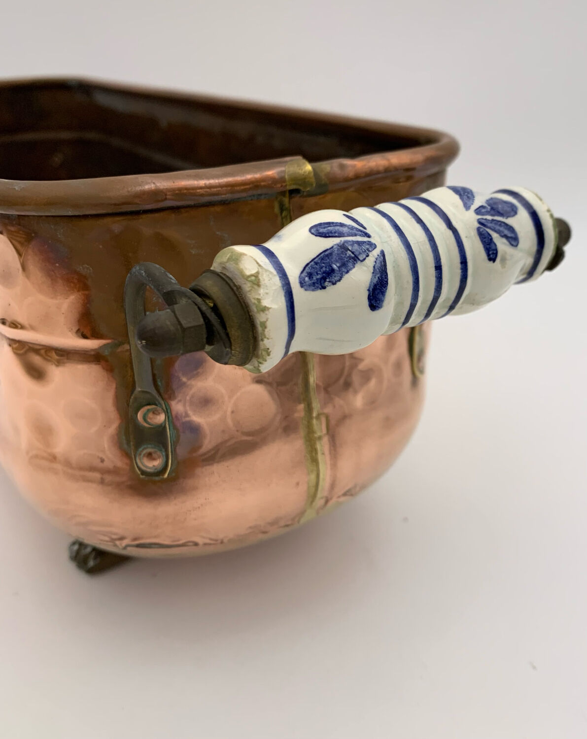 Old copper planter, brass feet - Circa 1900