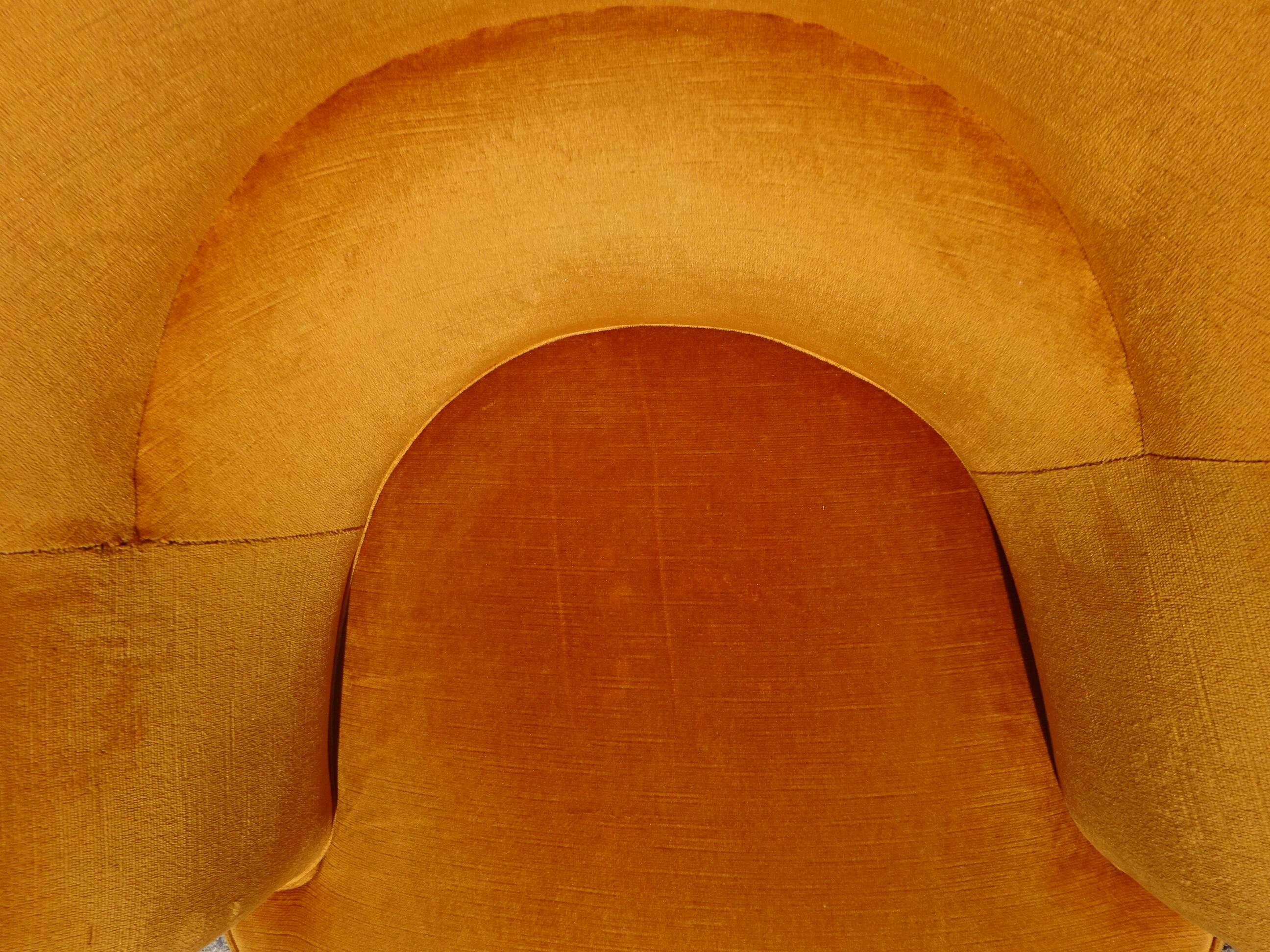 Fauteuil crapaud en velours jaune