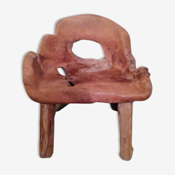 Fauteuil taillé dans une pièce de bois