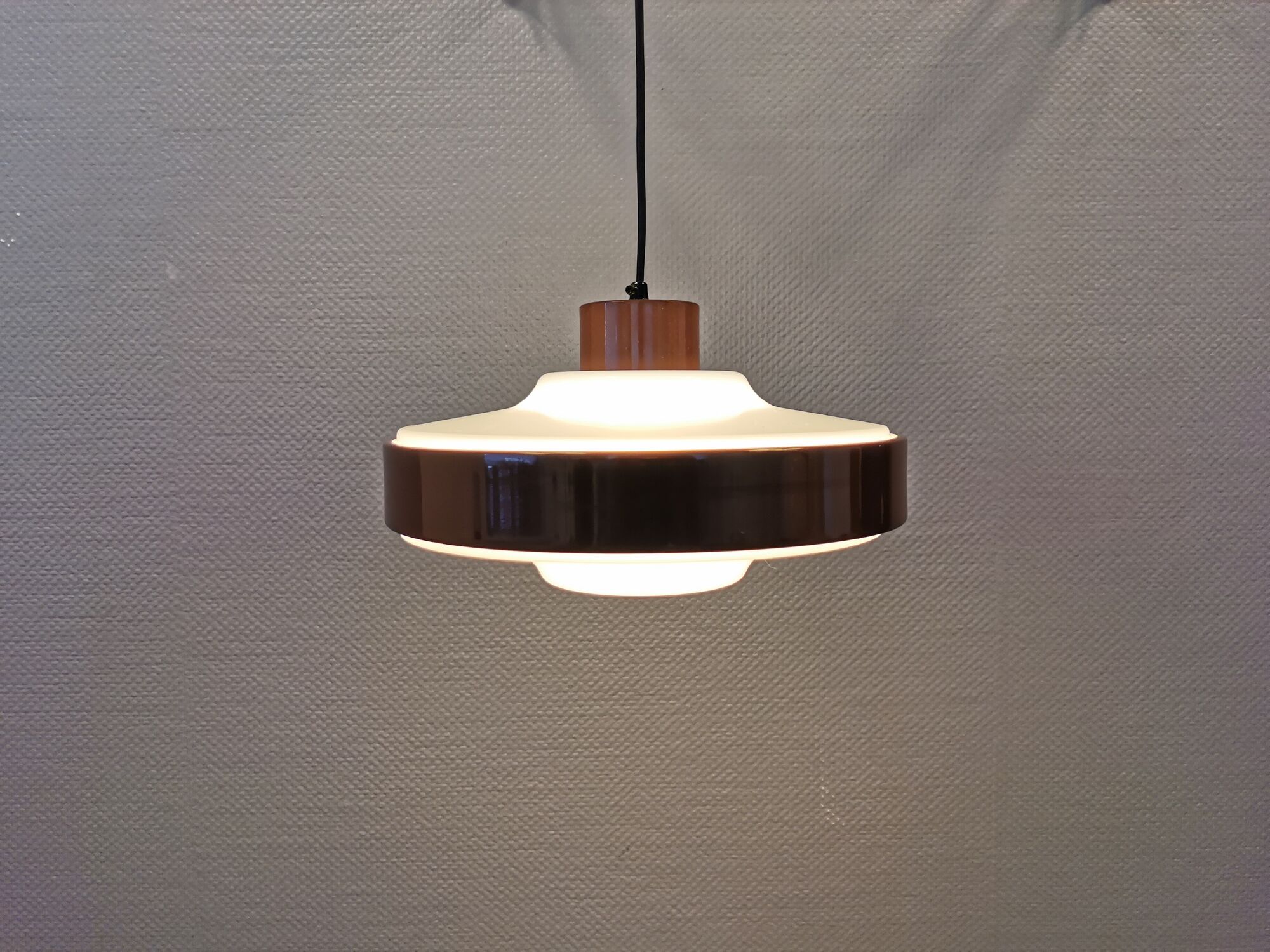 Danish space age hanging lamp, from the 80s, made of lacquered aluminum and acrylic plastic