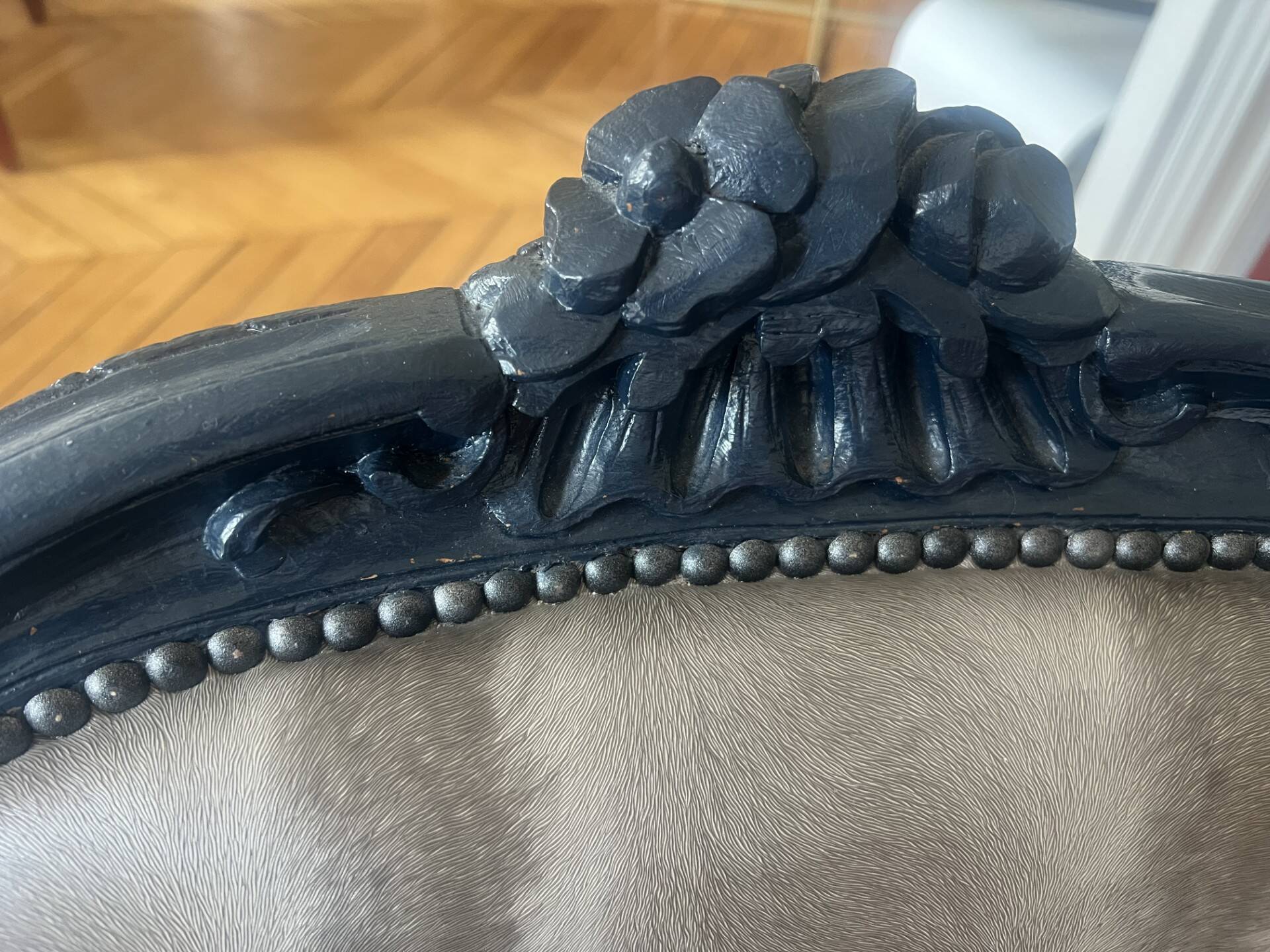 Paire de fauteuils cabriolet Louis XV laqués bleu nuit