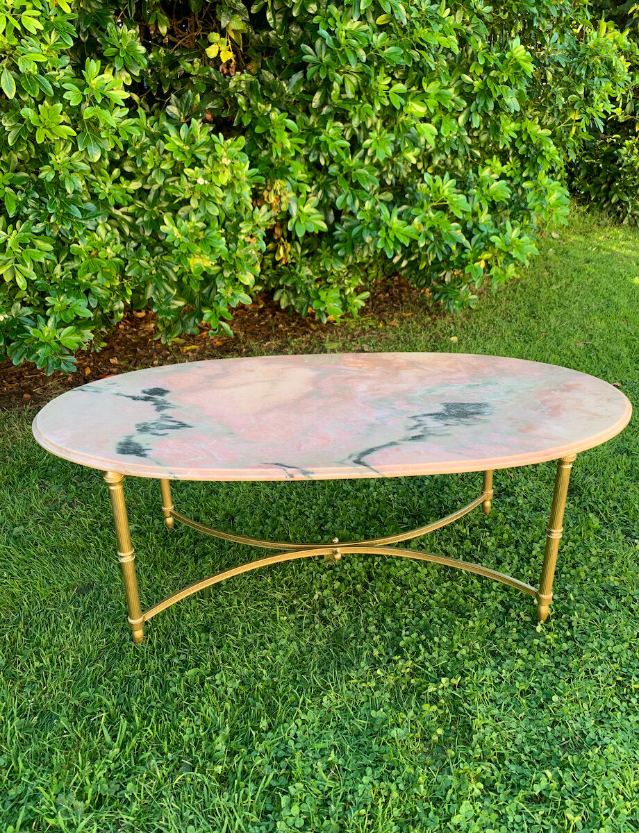 Oval living room table in onyx