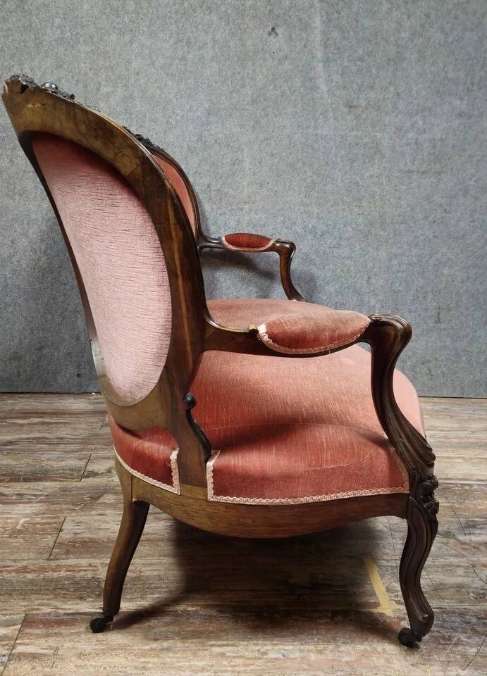 Very large Louis XV style mahogany banquette with medallions from the 19th century.