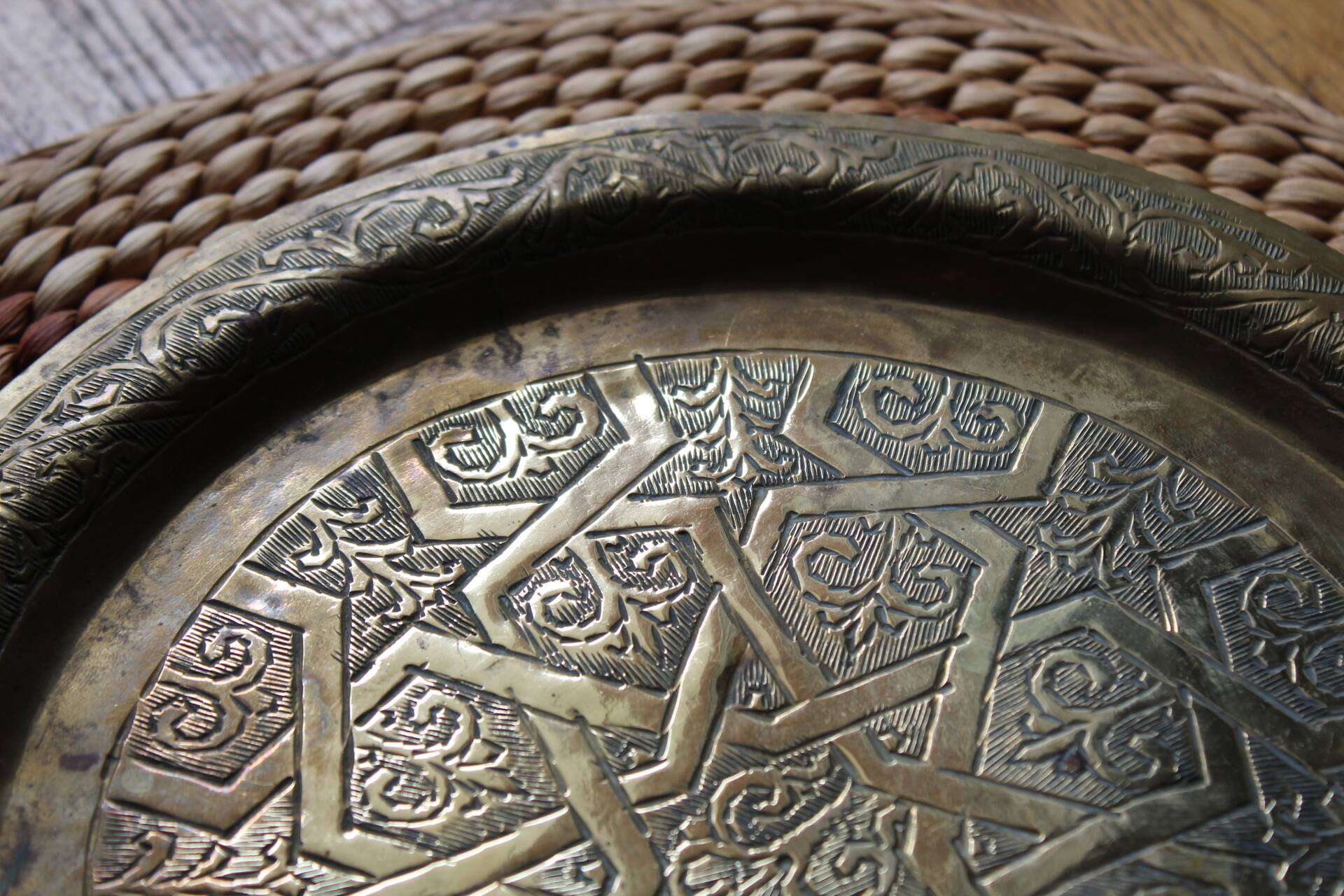 Plateau marocain ancien en laiton gravé