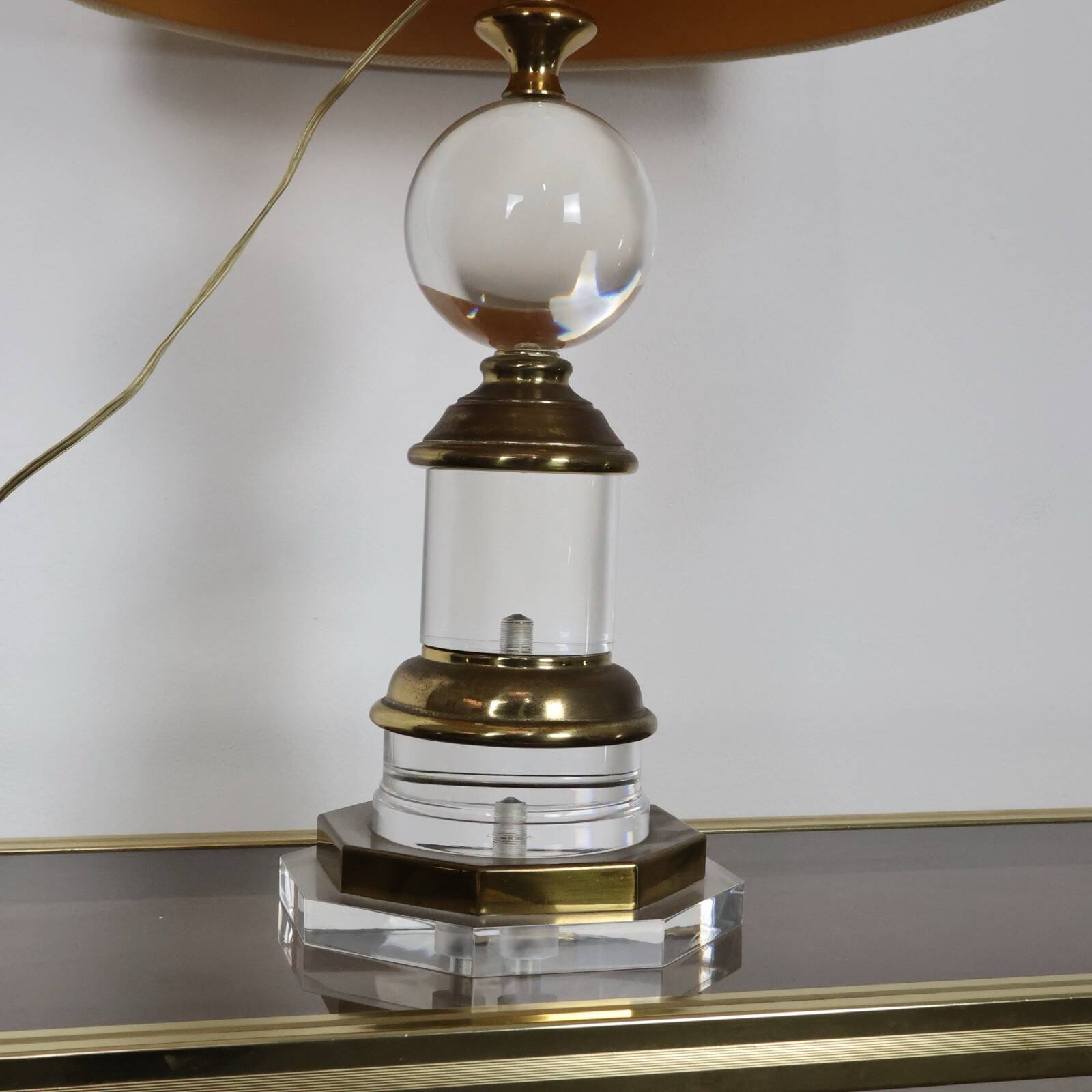 Hollywood Regency lamp in acrylic and brass 1970s design modernariato