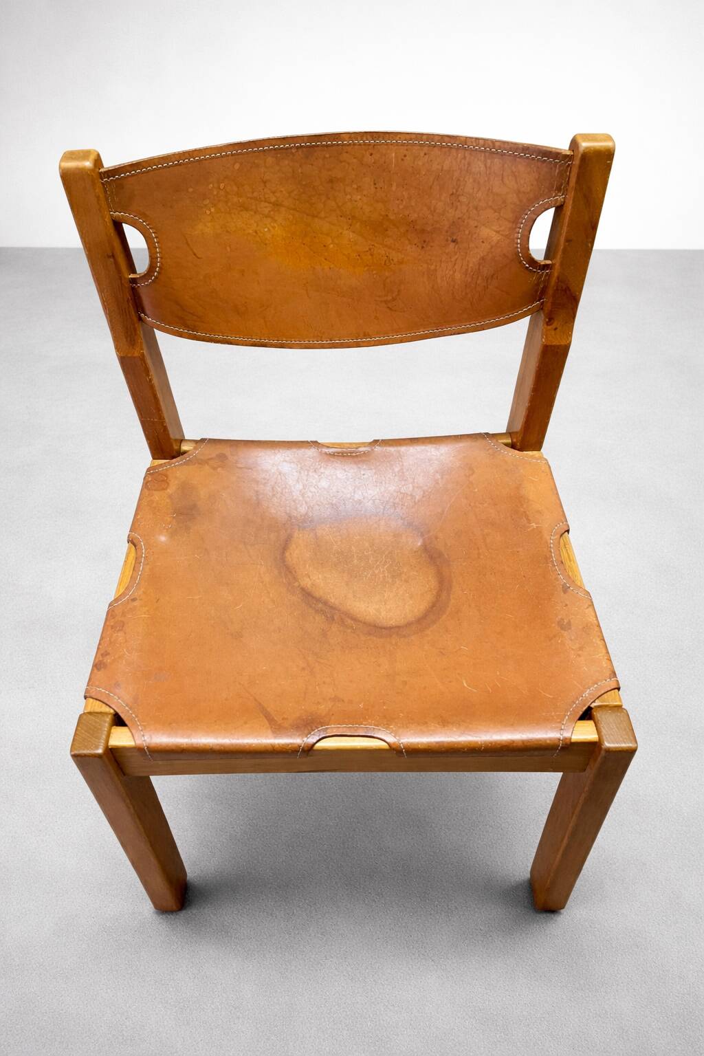 Set of 4 chairs from the 1960s in elm and patinated leather.