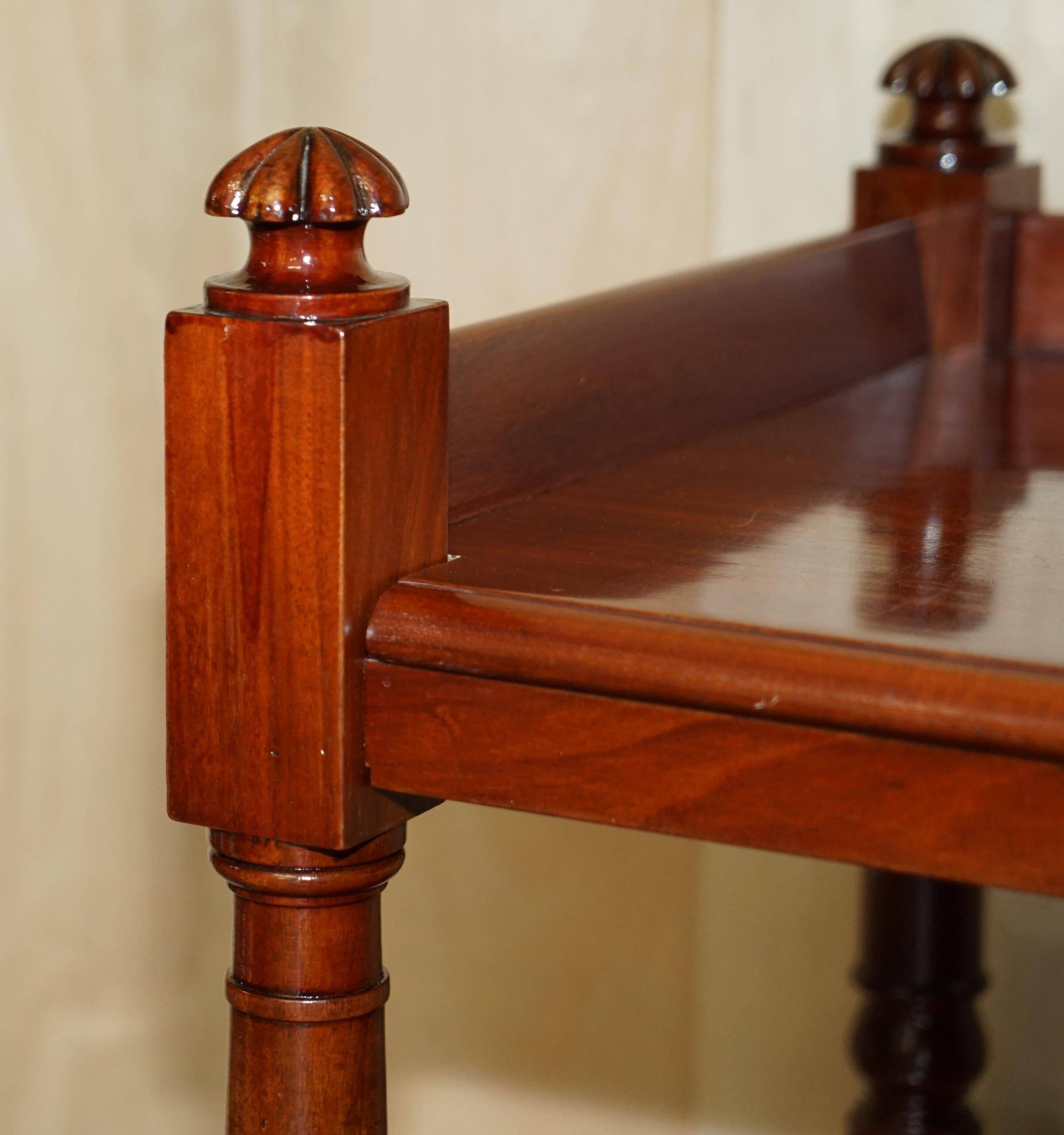 Chariot bibliothèque en acajou circa 1840 à trois niveaux