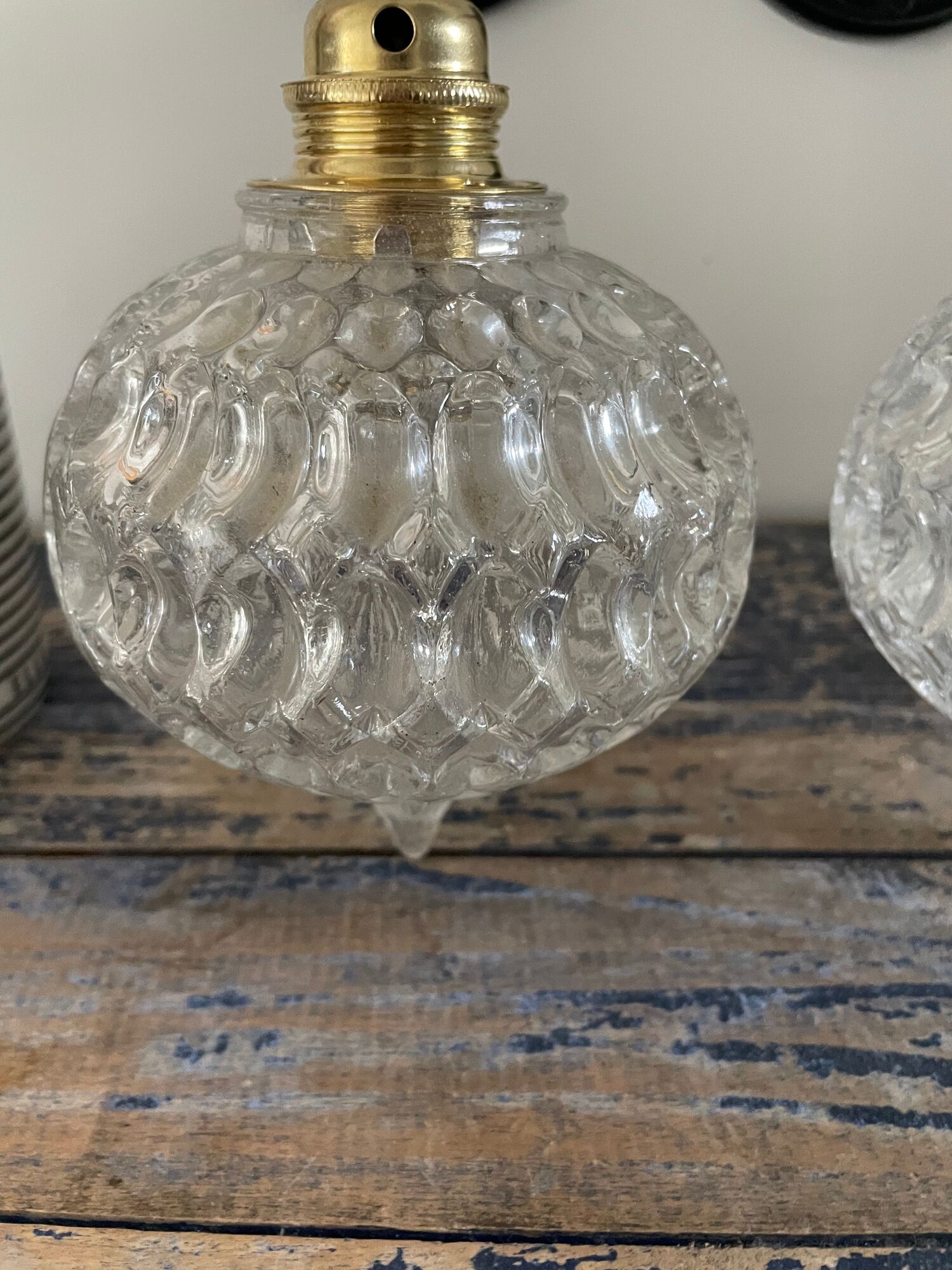 Paire d’appliques vintage en verre ciselé électrifiées à neuf