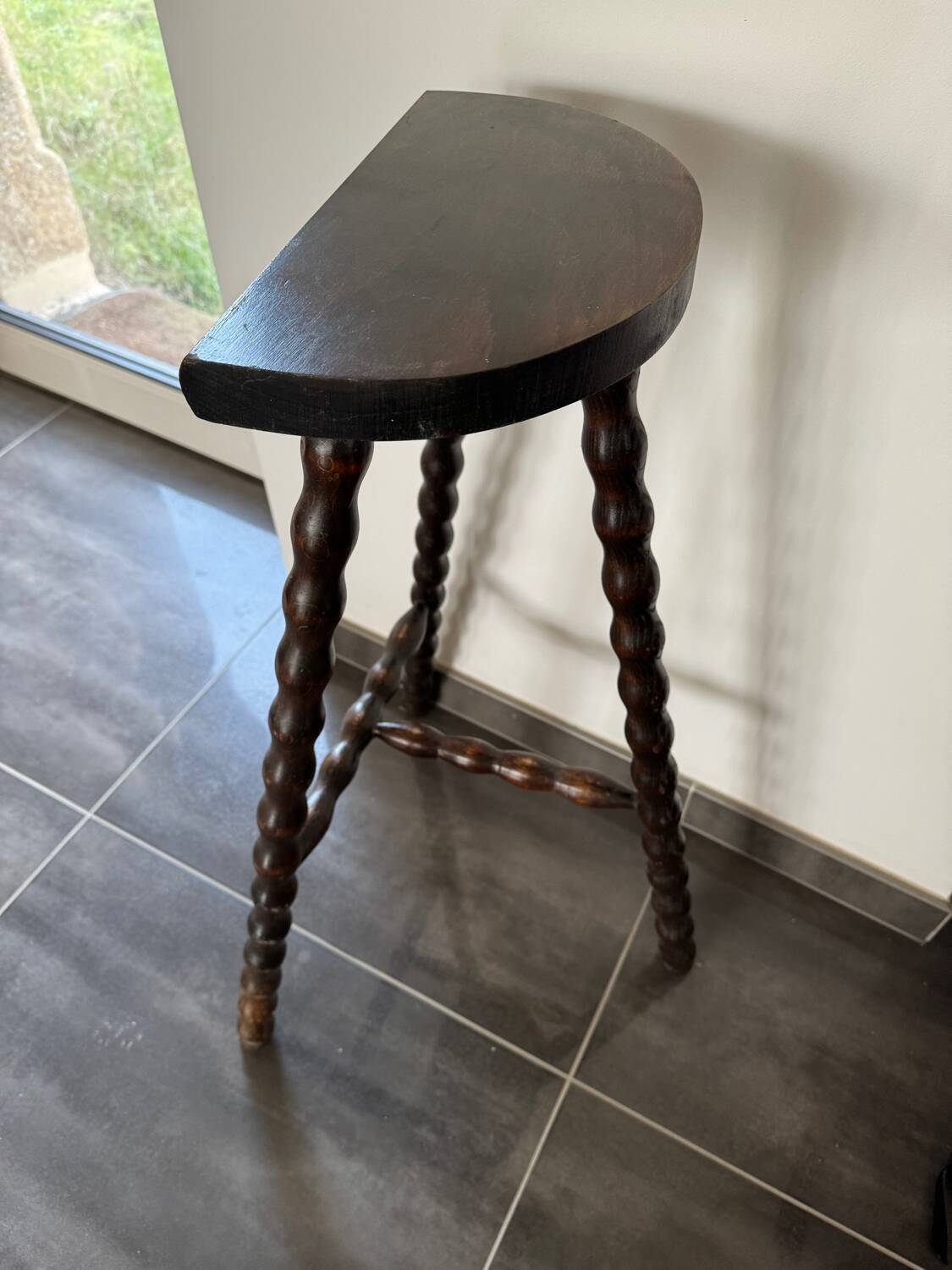 High tripod saddle stool