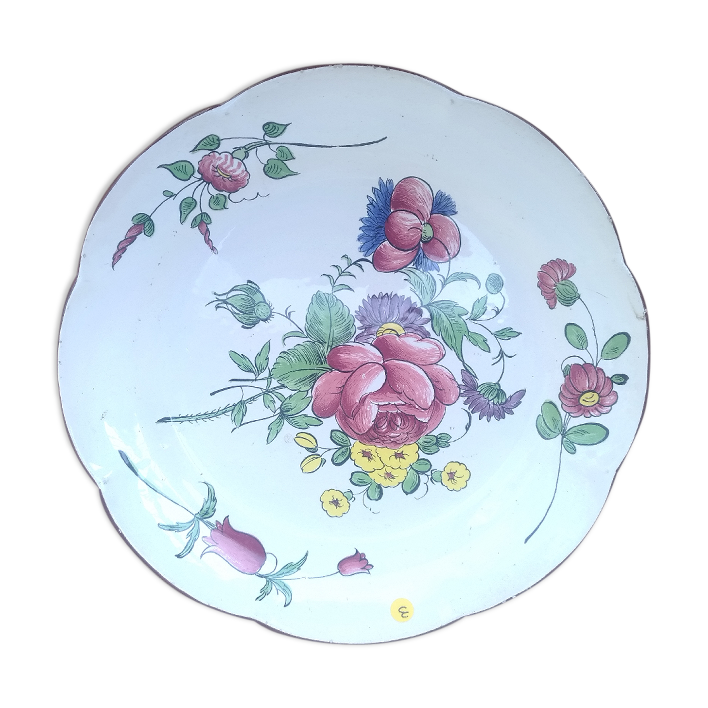 La rochelle plate has floral decor