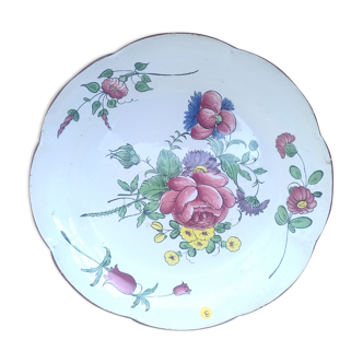 La rochelle plate has floral decor