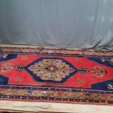 Tapis fait main bleu et rouge