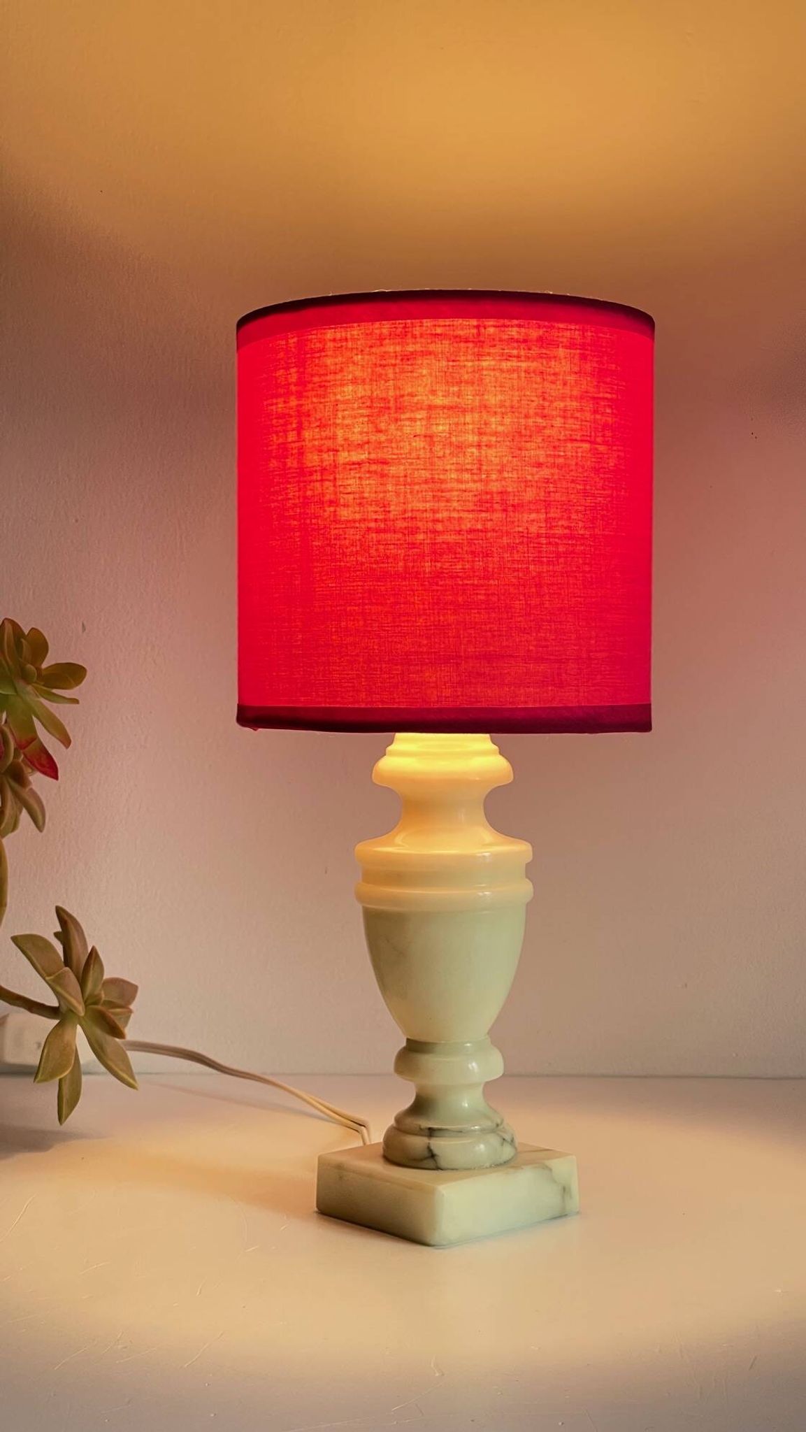 Lampe marbre et tissu fuchsia vintage