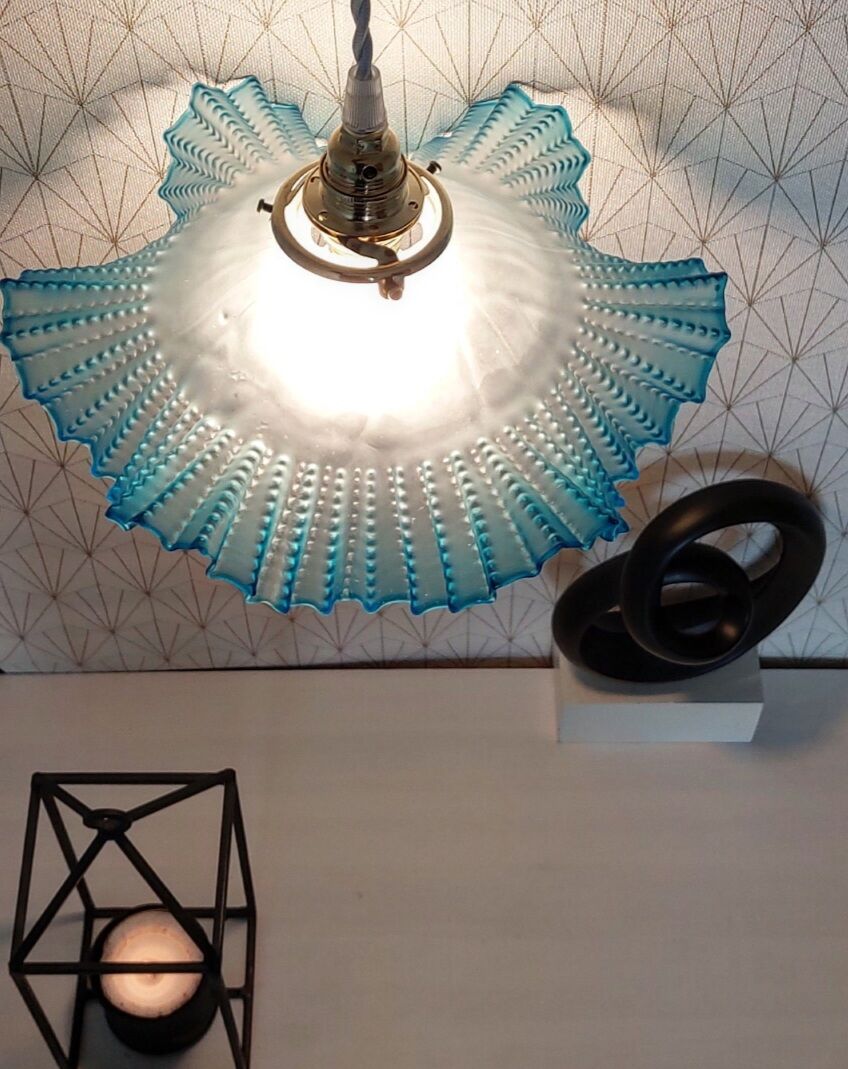 Blue opaline suspension