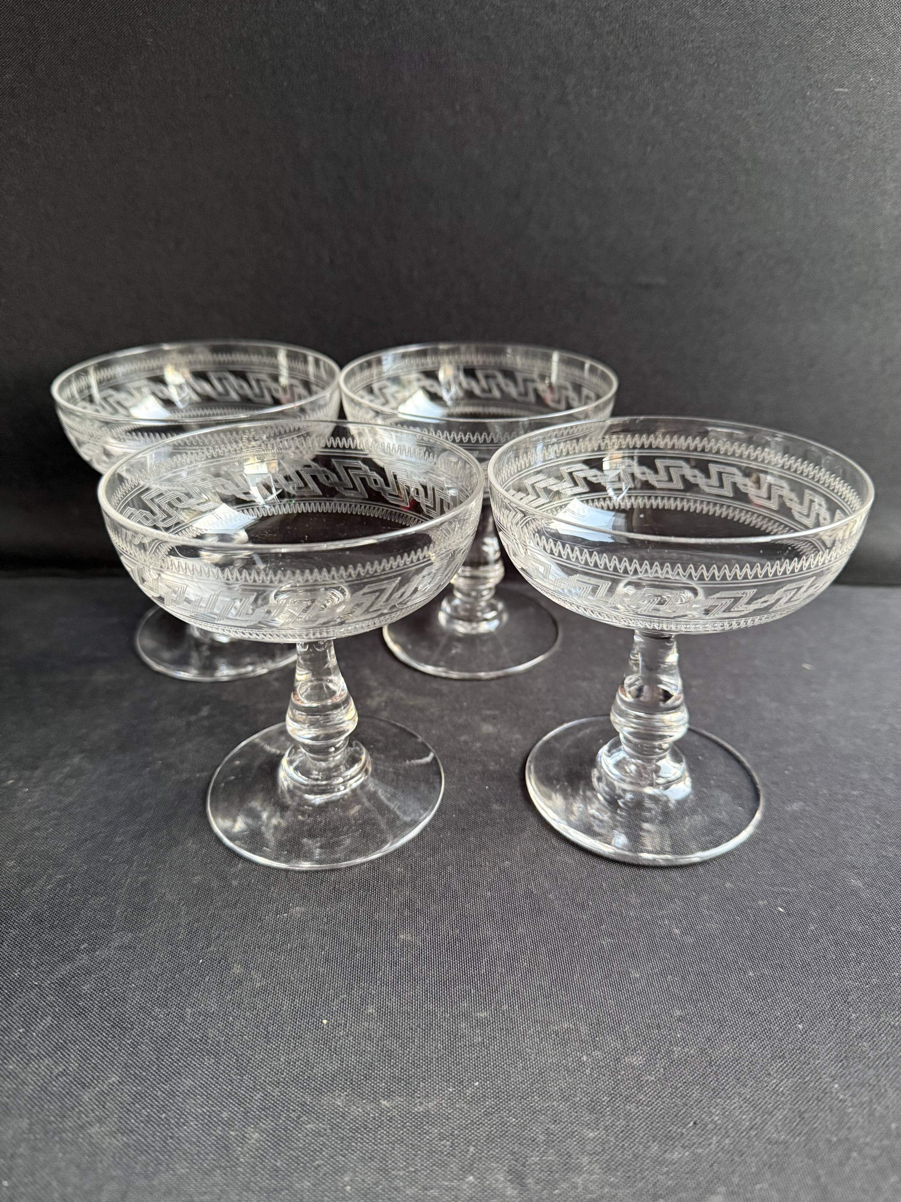 4 coupes à champagne Baccarat gravure Grecque inclinée