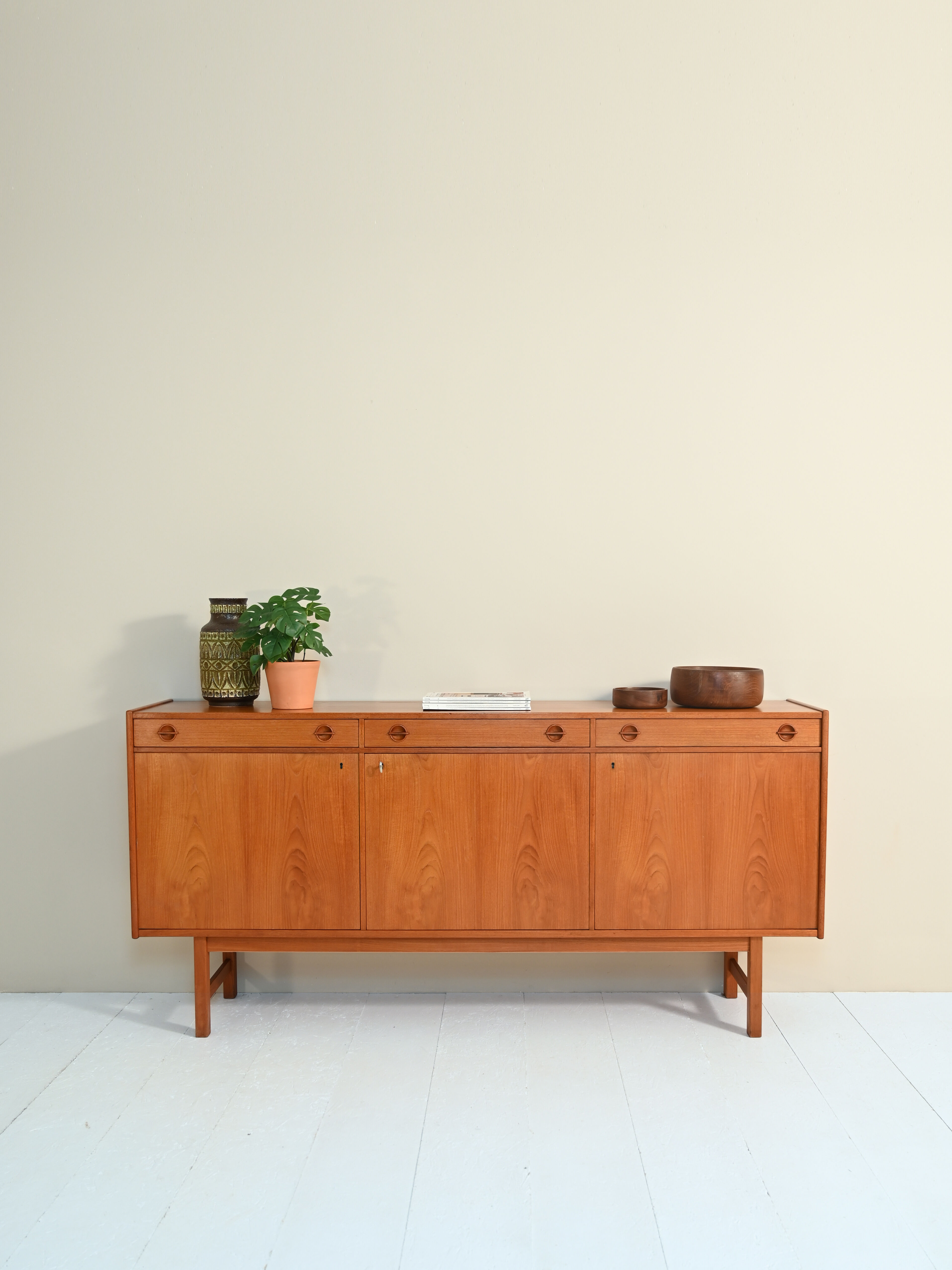Buffet scandinave avec trois tiroirs