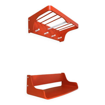 Space age wall coat rack, orange wood, with its shelf from the 1970s.