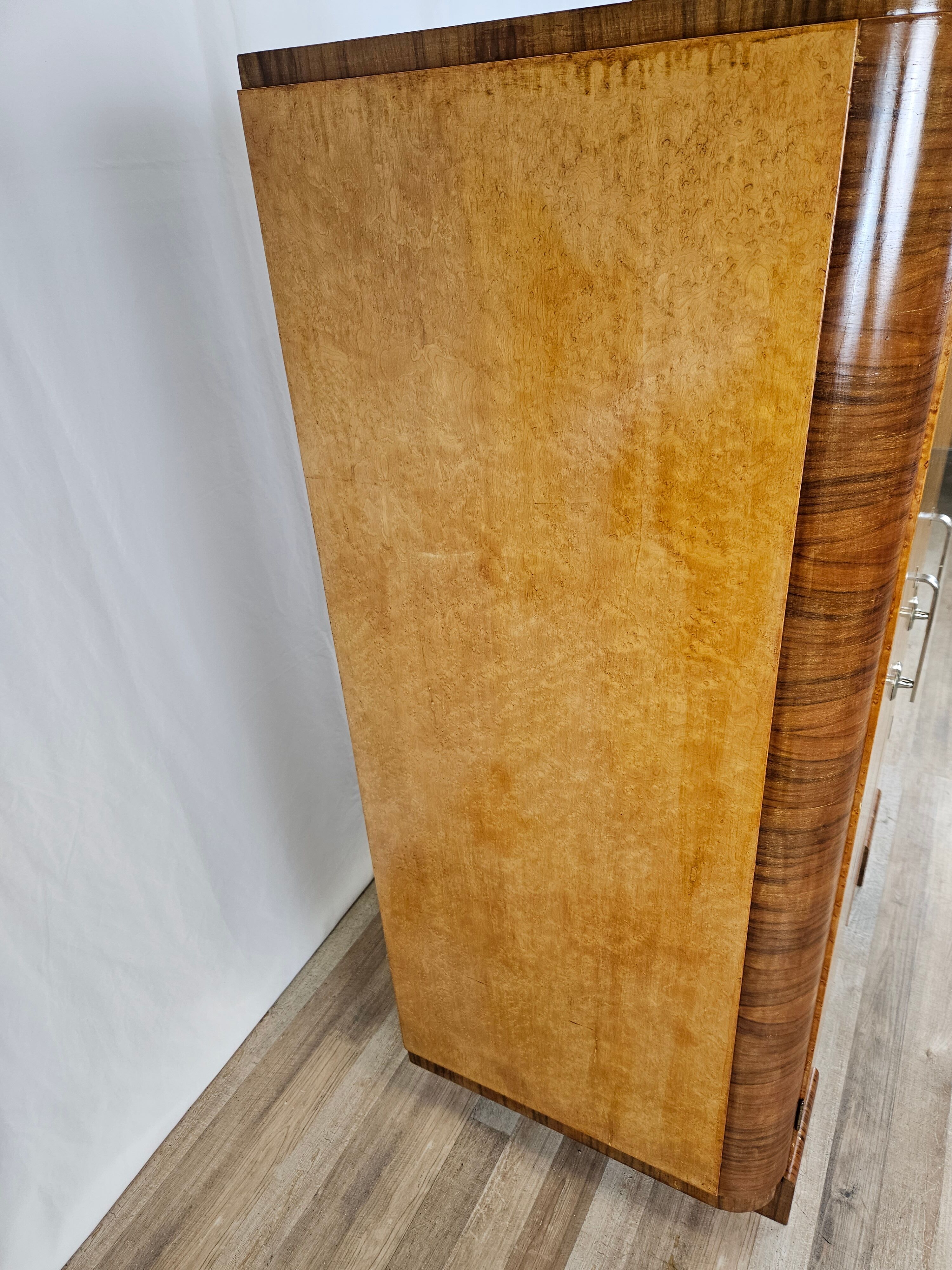 Art decò sideboard in thuja and walnut
