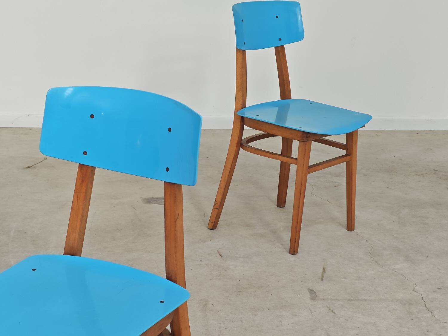 Pair of wooden and plastic chairs Ton Bystrice Thonet