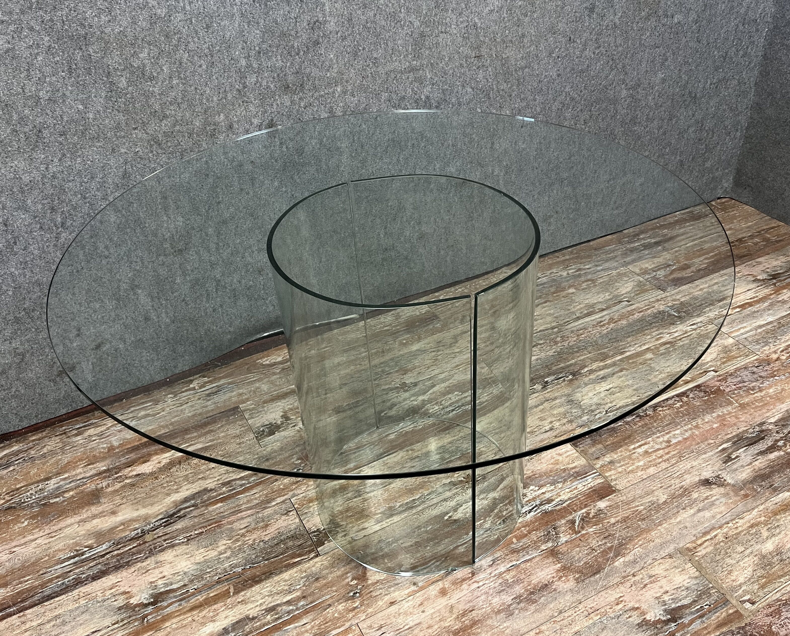 Table a manger en verre translucide  1970