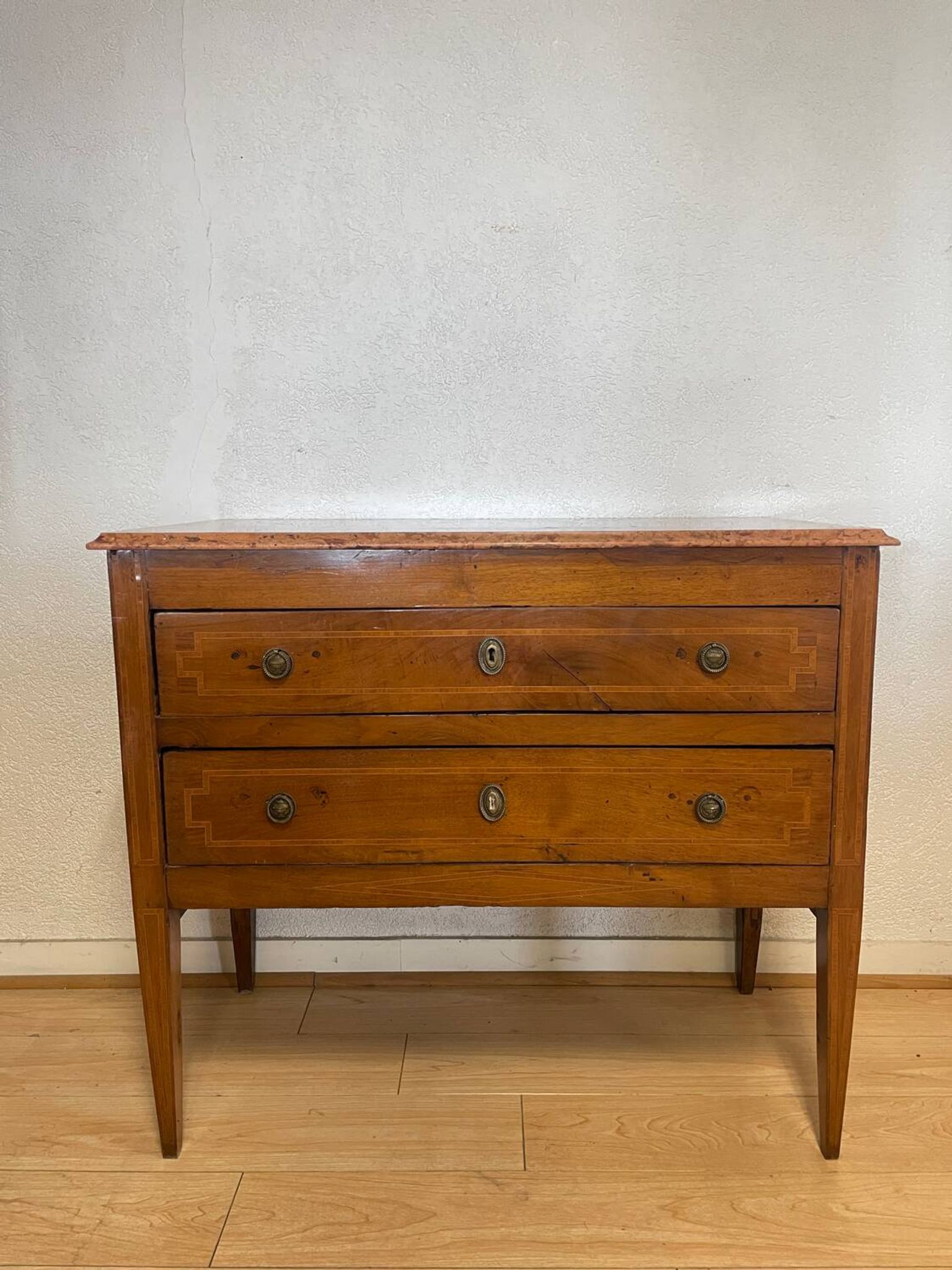 Commode Louis XVI en Noyer et Marqueterie