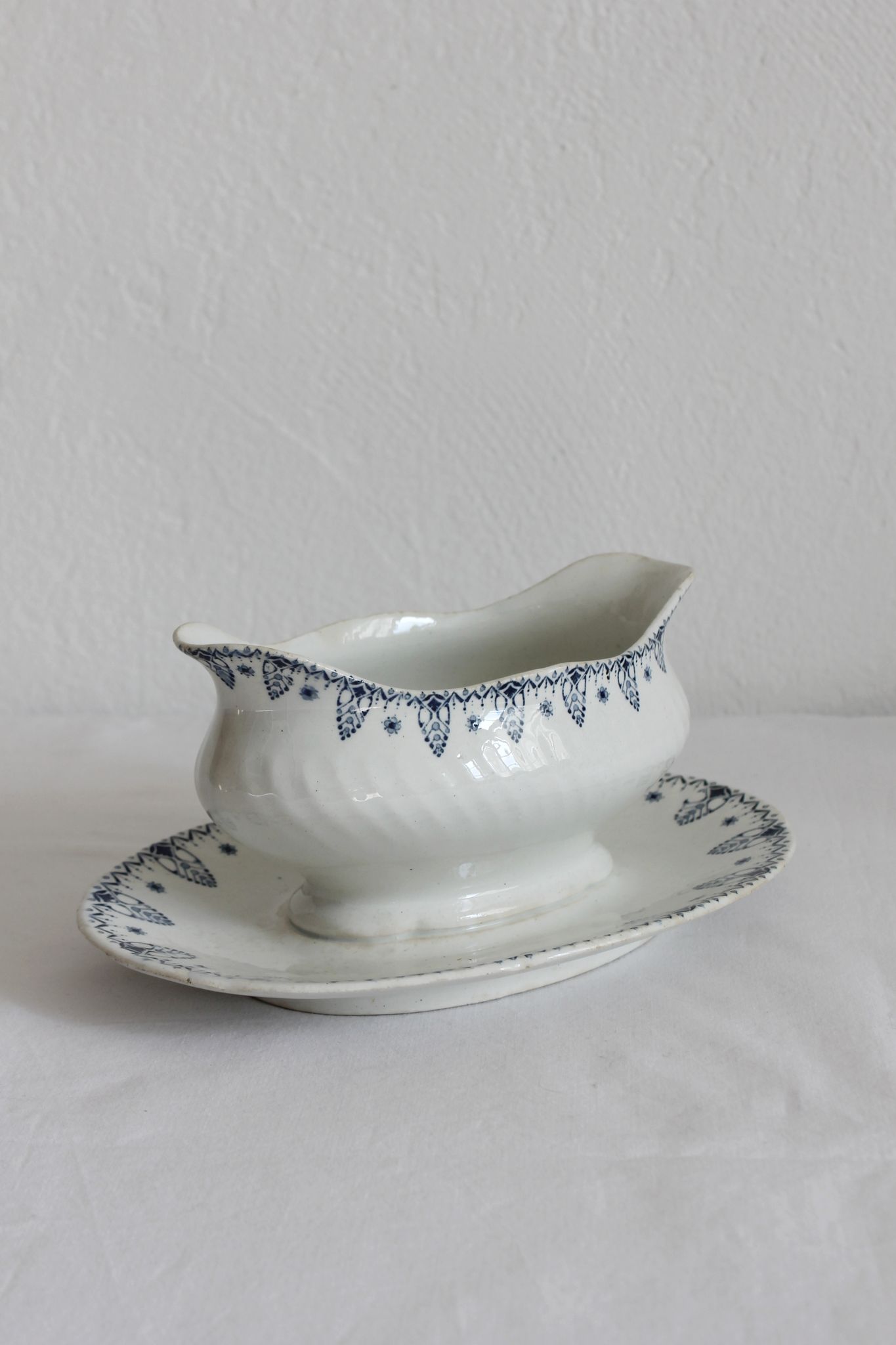 Gien "Memphis" iron clay sauce boat