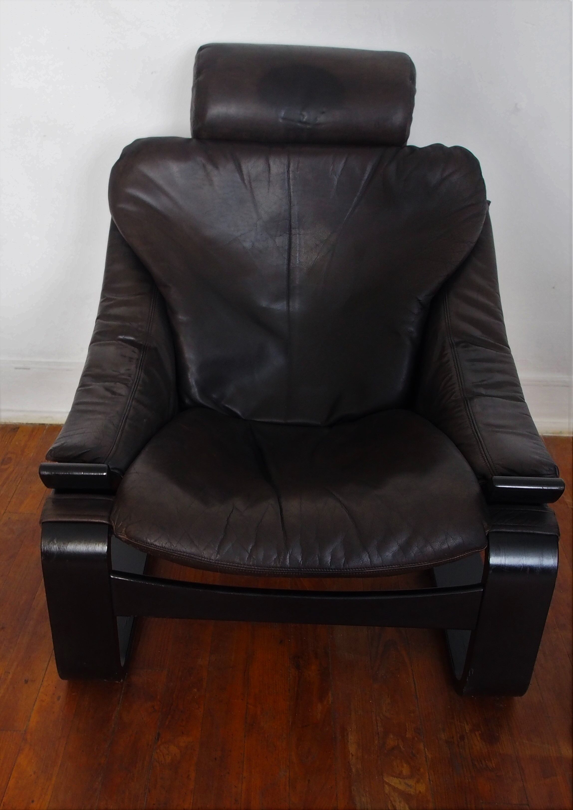 Pair of Scandinavian armchairs and footrests