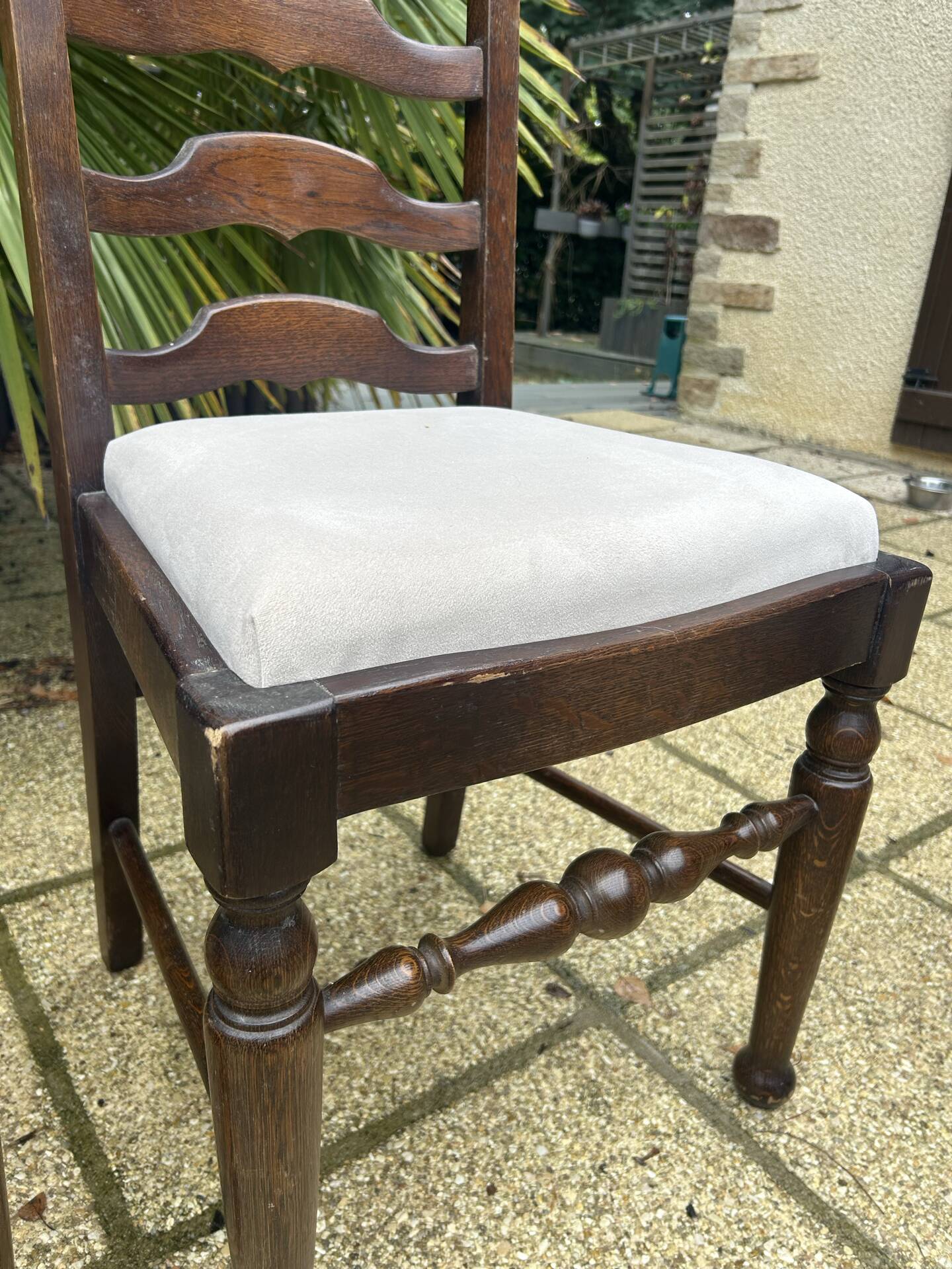 Ensemble de 6 chaises de salle à manger en chêne ancien rembourrées, comprenant 2 fauteuils.