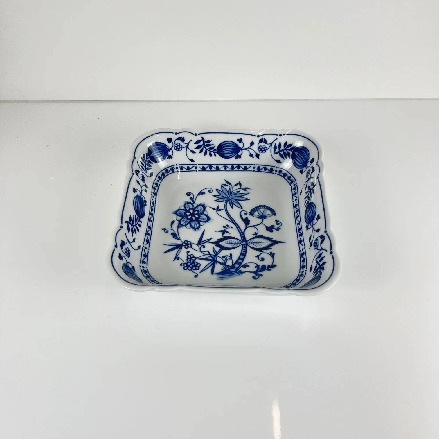 Pair of square dishes in Blue Onion porcelain Kahla – East Germany, 1960–1980
