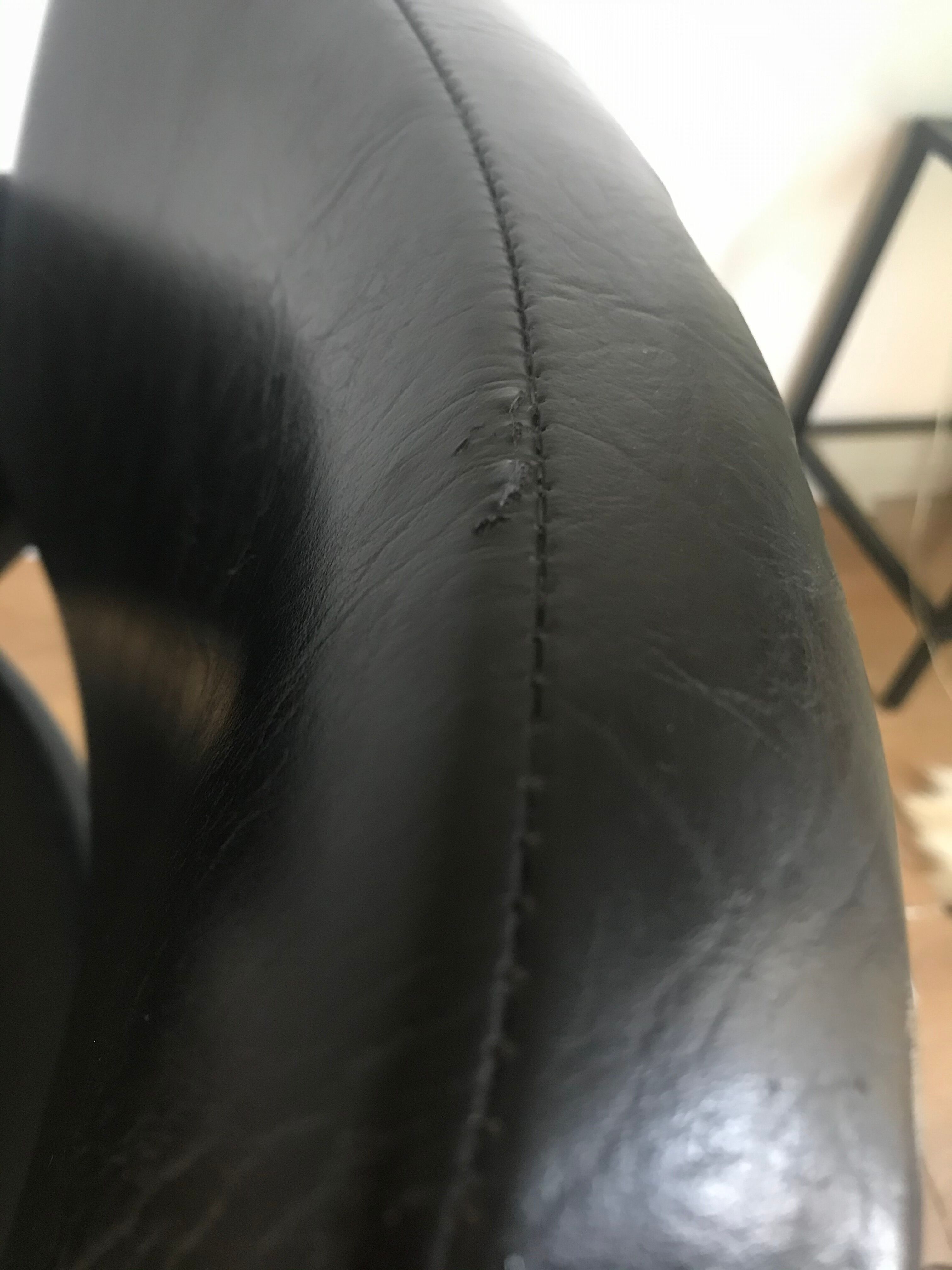 Fauteuil de bureau roulettes et skaï noir vers 1970