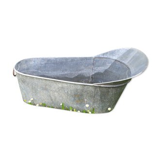 Zinc bathtub