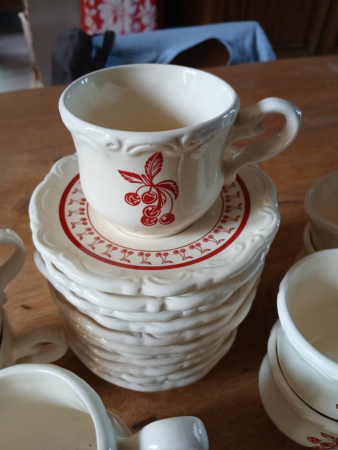 10 tasses et soucoupes "Le grenier de Louise "