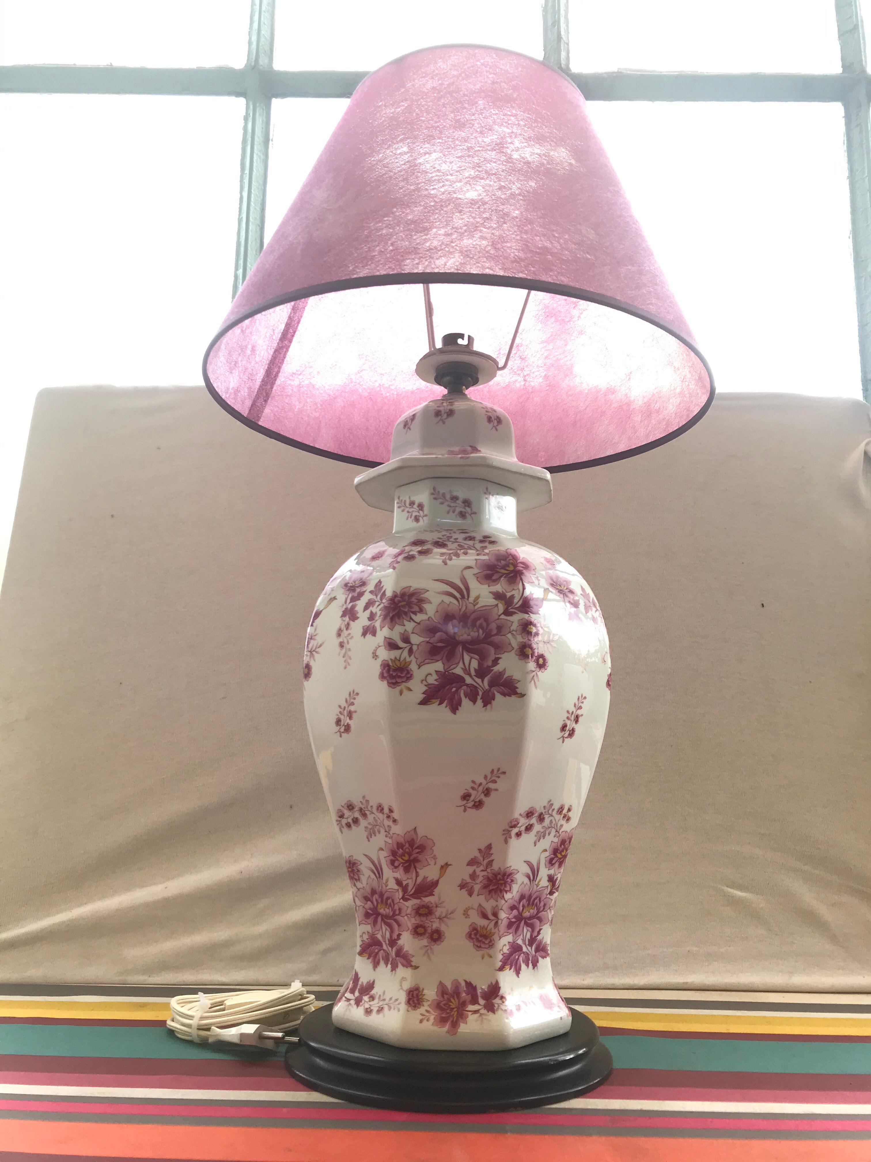Lampe potiche porcelaine dessin fleurs avec abat-jour violet vintage