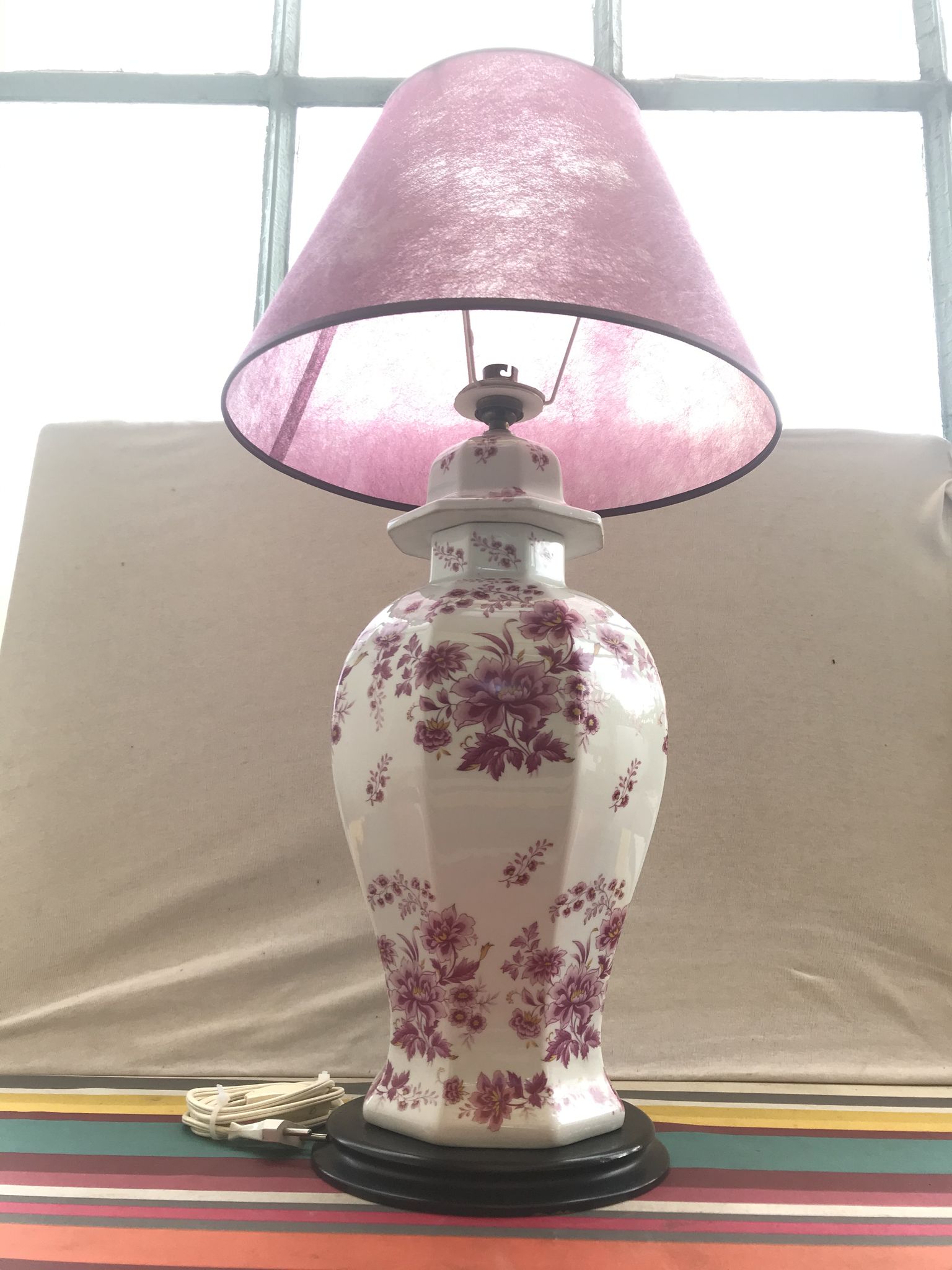 Lampe potiche porcelaine dessin fleurs avec abat-jour violet vintage