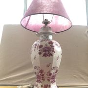 Lampe potiche porcelaine dessin fleurs avec abat-jour violet vintage