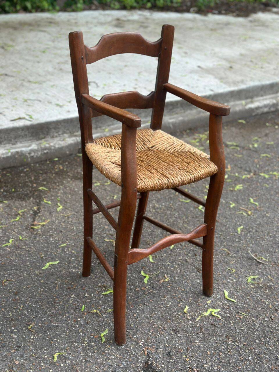 Chaise haute pour enfant en bois massif et paille, XIXème s.