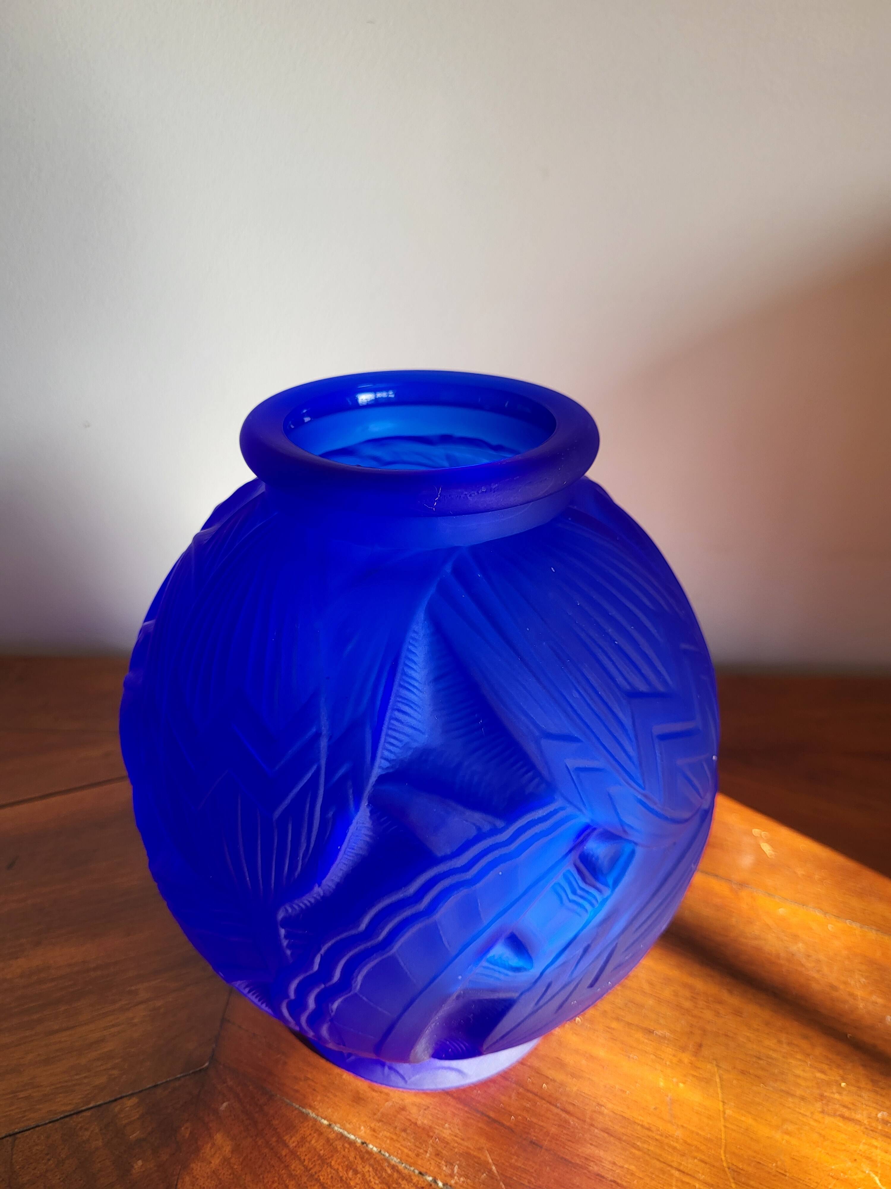 Vase art déco en persglas bleu givré, « Les nénuphars » Pierre D'Avesn