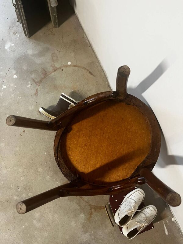 Chaise en bois tourné pour enfant