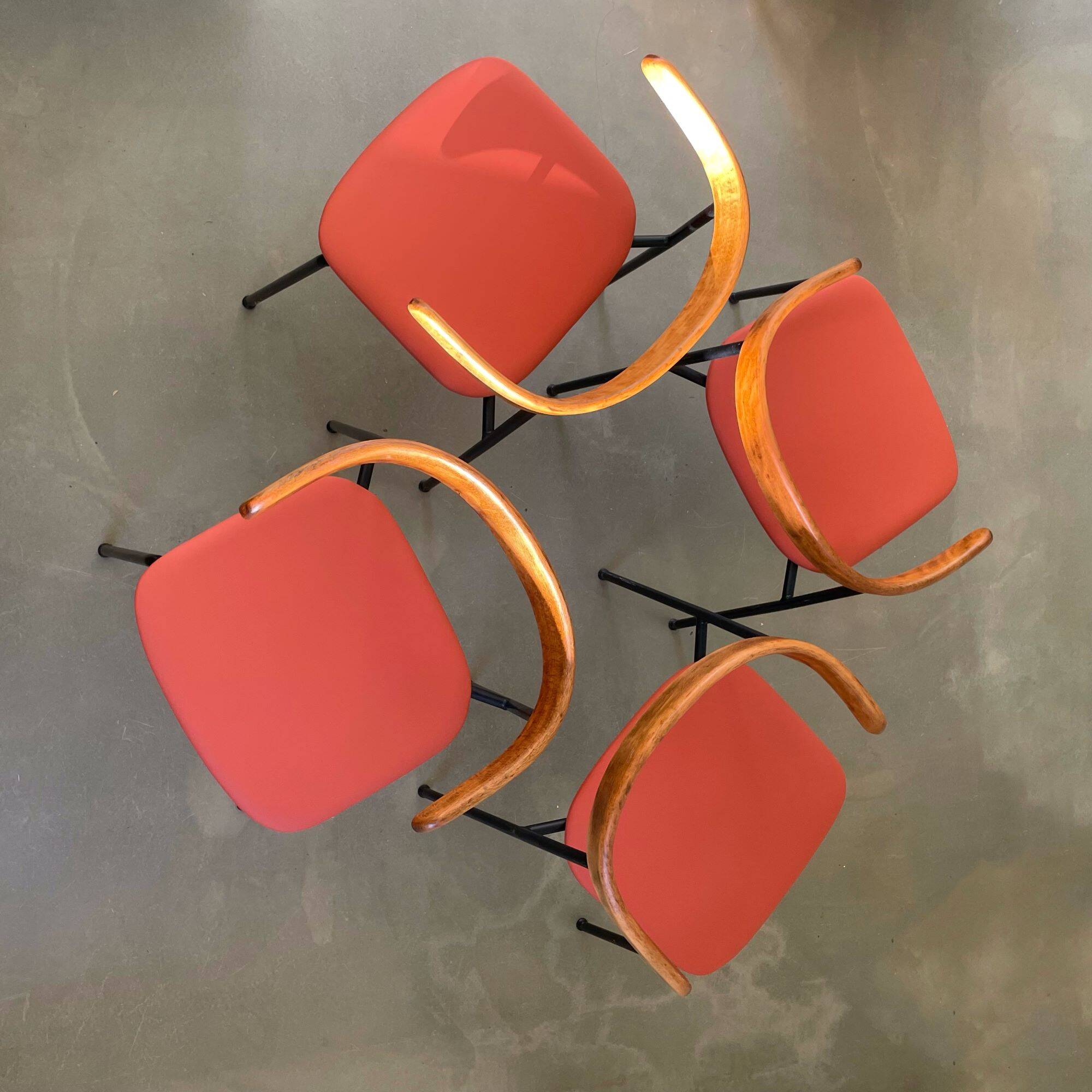 Rare ensemble de 4 chaises C 20, design Terence Conran, années 1960.